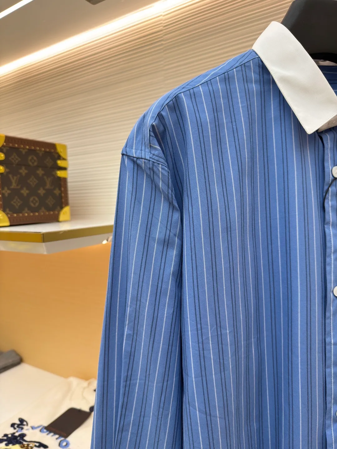 Loewe color-blocked striped single-breasted pointed collar long-sleeved shirt ●Original version: Purchased and developed for 4799 ●Item number: 1682522-A70 ●Material: cotton gingham fabric ●Technology: made on positioning cutting machine ●Color: blue ●Version: fitted version ●Weight: about 210 grams ●Size: 37-38-39-40 ●Description: This LOEWE blue and white striped shirt is made of high-count pure cotton poplin fabric. After pre-washing process, it feels smooth and breathable. It has good stiffness and drape, and is not easy to wrinkle and deform. The stripes on the body are woven using yarn-dyed technology. The blue and white color scheme is classic and the texture is clear. It will not fade or color bleed after repeated washing. The shirt adopts a contrasting fake two-layer collar design. The white small lapels form a layered contrast with the blue body. The custom-made mother-of-pearl buttons at the placket have a warm texture. The cuffs are designed with classic sleeves. The brand embroidered logo at the hem is densely stitched to highlight the brand recognition. The overall cut is a loose fit, the shoulder joints are straight and fine, the customized accessories and three standards are complete, and the detailed craftsmanship shows the level of luxury. It is suitable for various wearing scenarios such as daily commuting and light business. The overall wiring is straight and delicate, the fabric is comfortable and soft, and the color is consistent without color difference. It can be matched with the same style to create a fashionable look and control various occasions. Customized accessories, complete with three standards, same style for men and women!