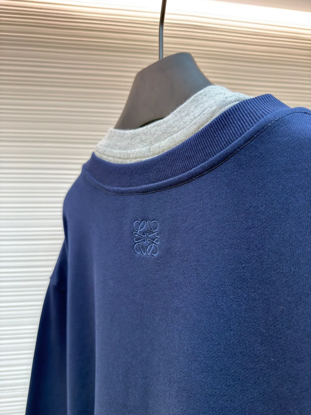 Loewe fake two-piece printed sweatshirt ●Original version: Purchased and developed for 7800 ●Item number: 1680880-A55 ●Fabric: Yunrou heavy loop cotton fabric ●Technology: Glue printing production ●Version: Fitted version ●Weight: about 560 grams ●Size: S-M-L-XL ●Description: Customized Yunrou heavy loop cotton, delicate touch, comfortable and skin-friendly, with high-grade gray as the curtain and white as light. A soft light edge is added to the gray. The LOEWE logo is screen-printed on the front. The virtual and real shadow of the brand pattern. The iconic Loewe embroidery is embellished on the back. It is low-key and powerful. It is paired with a visual game of V-neck and round neck. It makes the sense of layering effortless but hides an evocative visual trap. Twins in one dress is both a doppelganger and a symbiosis. It is printed with glue. The printing has been modified three times with the film screen. Use glue liquid paint to print the pattern on the fabric. Bake the fabric to fix the printing pattern. Imported machine embroidery technology is used, advanced computer control systems and precision mechanical components are used to achieve Loewe embroidery operations with high precision, smooth and delicate lines, and V-shaped hidden seam folding collar technology. The V-neck line is cut and positioned with a center-slitting knife to ensure symmetry of the V-neck line and sharp edges and corners for precise splicing. Then the three main parts of the sweatshirt are sewn together with an interlock sewing machine along the center-sewing knife seam for invisible sewing. The overall wiring is straight and delicate, the fabric is comfortable and soft, and the color is consistent without color difference. It can be matched with the same style to create a fashionable look and control various occasions. Customized accessories, complete with three standards, same style for men and women!