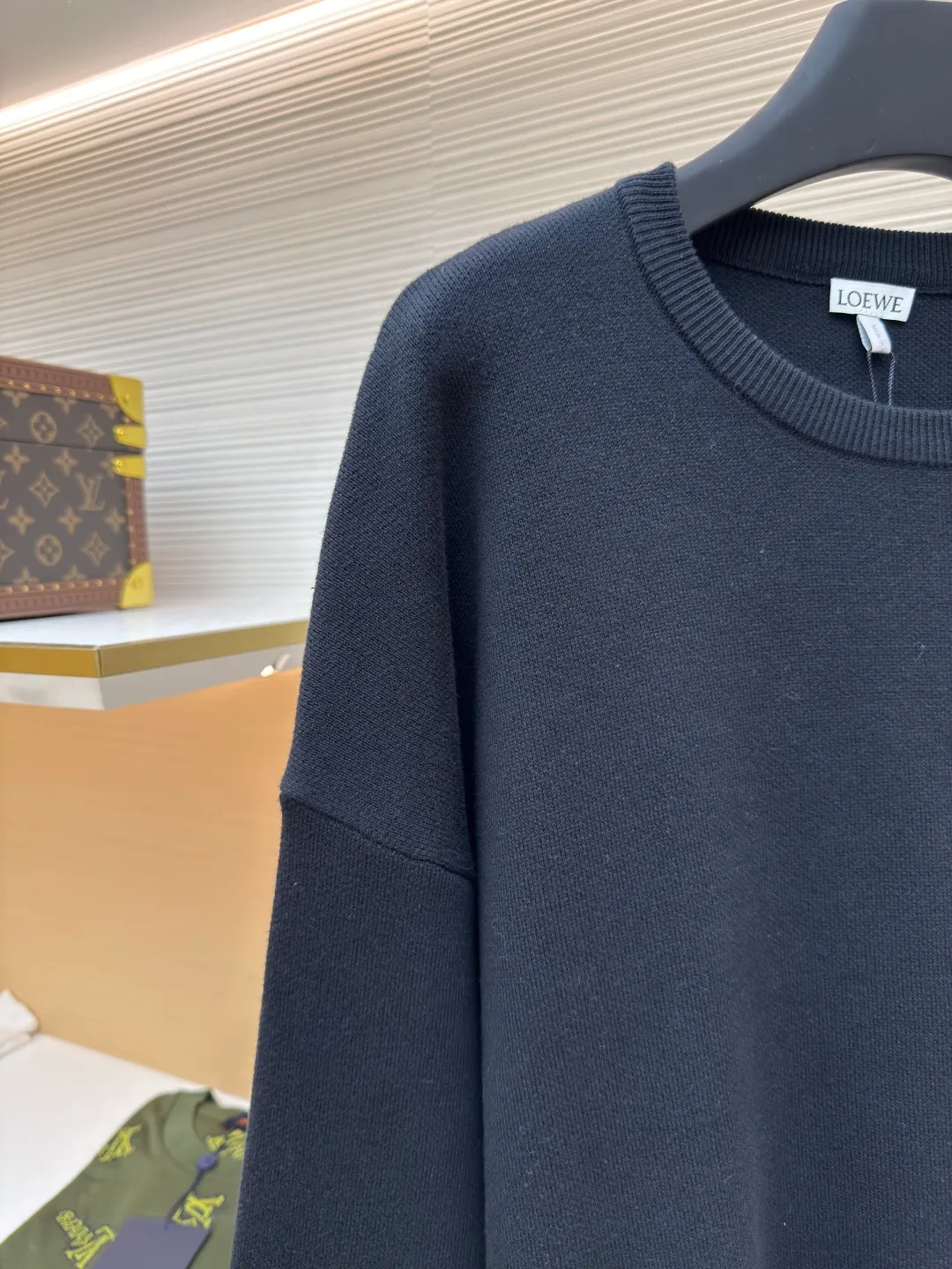 LOEWE pocket jacquard sweater ●Authentic product: Purchased and developed by 5421 ●Item number: 1680549-A85 ●Fabric: wool blended fabric ●Technology: Jacquard production ●Version: Loose fit ●Weight: about 695 grams ●Size: S-M-L-XL ●Description: Made of 49% viscose, 43% cotton and a small amount of nylon and spandex. Viscose and cotton are used to be skin-friendly, smooth and drapey, making it feel like a spring breeze when worn close to the body. With the support of a small amount of nylon, its wear resistance is greatly improved. The feeding of spandex provides an appropriate and beneficial elasticity margin, allowing free movement without a sense of restraint. Using a high needle count and fine gauge loom, every turn of the pattern is delicately carved to avoid jagged edges, forming a high-quality LOGO jacquard with clear and neat borders on the front and smooth and friction-free back. The overall wiring is straight and delicate, the fabric is comfortable and soft, and the color is consistent without color difference. It can be matched with the same style to create a fashionable look and control various occasions. Customized accessories, complete with three standards, same style for men and women!