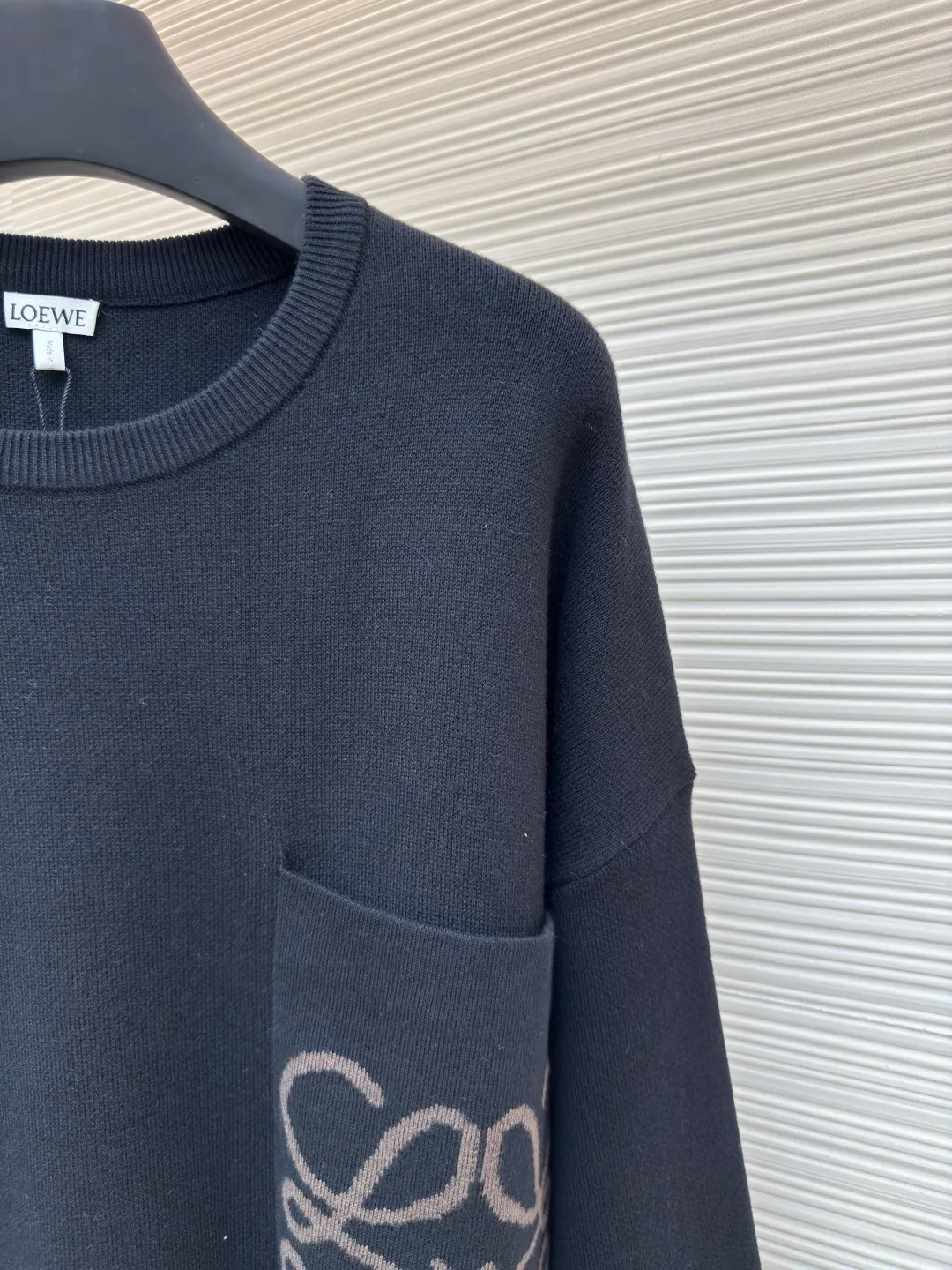 LOEWE pocket jacquard sweater ●Authentic product: Purchased and developed by 5421 ●Item number: 1680549-A85 ●Fabric: wool blended fabric ●Technology: Jacquard production ●Version: Loose fit ●Weight: about 695 grams ●Size: S-M-L-XL ●Description: Made of 49% viscose, 43% cotton and a small amount of nylon and spandex. Viscose and cotton are used to be skin-friendly, smooth and drapey, making it feel like a spring breeze when worn close to the body. With the support of a small amount of nylon, its wear resistance is greatly improved. The feeding of spandex provides an appropriate and beneficial elasticity margin, allowing free movement without a sense of restraint. Using a high needle count and fine gauge loom, every turn of the pattern is delicately carved to avoid jagged edges, forming a high-quality LOGO jacquard with clear and neat borders on the front and smooth and friction-free back. The overall wiring is straight and delicate, the fabric is comfortable and soft, and the color is consistent without color difference. It can be matched with the same style to create a fashionable look and control various occasions. Customized accessories, complete with three standards, same style for men and women!