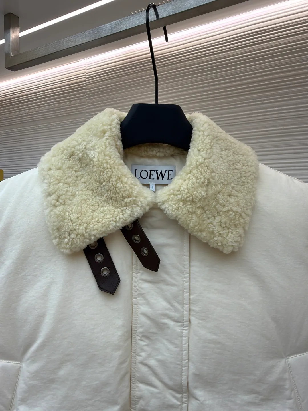 LOEWE lamb collar stitching tie decorative vest ●Original version: Purchased and developed in 20277 ●Item number: 1680964-E65 ●Fabric: Sheepskin lamb fabric ●Technology: embroidery production ●Version: Fitted version ●Weight: about 1005 grams ●Size: S-M-L ●Description: Made of Oxford fabric blended with 60% cotton and 40% nylon. Cotton fiber has a natural skin-friendly feel and good moisture absorption and breathability. The addition of nylon improves wear resistance and skeleton strength, while the high-density braid layer enhances the velvet locking effect. The lambswool lapel design effectively wraps the neck and reduces heat loss. Its texture is soft, delicate to the touch, close to the skin and non-irritating, providing a comfortable experience. The furry texture can modify facial lines, making the face look smaller and more refined. It uses 90 white duck down with a weight of 220g to ensure excellent thermal insulation performance. After strict screening and processing, the velvet is not easy to get drilled, ensuring durability. The inner and outer denim fabrics are misaligned by 1.5 cm, blocking the migration path of velvet. The anti-velvet silk thread is used through the imported No. 7 needle to achieve a chain stitch of 14 stitches/inch, resulting in tight and straight stitch spacing and a sewing effect without skipping stitches. The inner bag surface is formed into high-precision Anagram embroidery with about 6,000 stitches through the advanced computer control system and precision mechanical components of the imported embroidery machine. The overall wiring is straight and delicate, the fabric is comfortable and soft, and the color is consistent without color difference. It can be matched with the same style to create a fashionable look and control various occasions. Customized accessories, complete with three standards, same style for men and women!