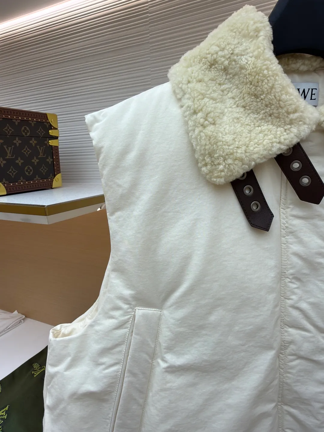 LOEWE lamb collar stitching tie decorative vest ●Original version: Purchased and developed in 20277 ●Item number: 1680964-E65 ●Fabric: Sheepskin lamb fabric ●Technology: embroidery production ●Version: Fitted version ●Weight: about 1005 grams ●Size: S-M-L ●Description: Made of Oxford fabric blended with 60% cotton and 40% nylon. Cotton fiber has a natural skin-friendly feel and good moisture absorption and breathability. The addition of nylon improves wear resistance and skeleton strength, while the high-density braid layer enhances the velvet locking effect. The lambswool lapel design effectively wraps the neck and reduces heat loss. Its texture is soft, delicate to the touch, close to the skin and non-irritating, providing a comfortable experience. The furry texture can modify facial lines, making the face look smaller and more refined. It uses 90 white duck down with a weight of 220g to ensure excellent thermal insulation performance. After strict screening and processing, the velvet is not easy to get drilled, ensuring durability. The inner and outer denim fabrics are misaligned by 1.5 cm, blocking the migration path of velvet. The anti-velvet silk thread is used through the imported No. 7 needle to achieve a chain stitch of 14 stitches/inch, resulting in tight and straight stitch spacing and a sewing effect without skipping stitches. The inner bag surface is formed into high-precision Anagram embroidery with about 6,000 stitches through the advanced computer control system and precision mechanical components of the imported embroidery machine. The overall wiring is straight and delicate, the fabric is comfortable and soft, and the color is consistent without color difference. It can be matched with the same style to create a fashionable look and control various occasions. Customized accessories, complete with three standards, same style for men and women!