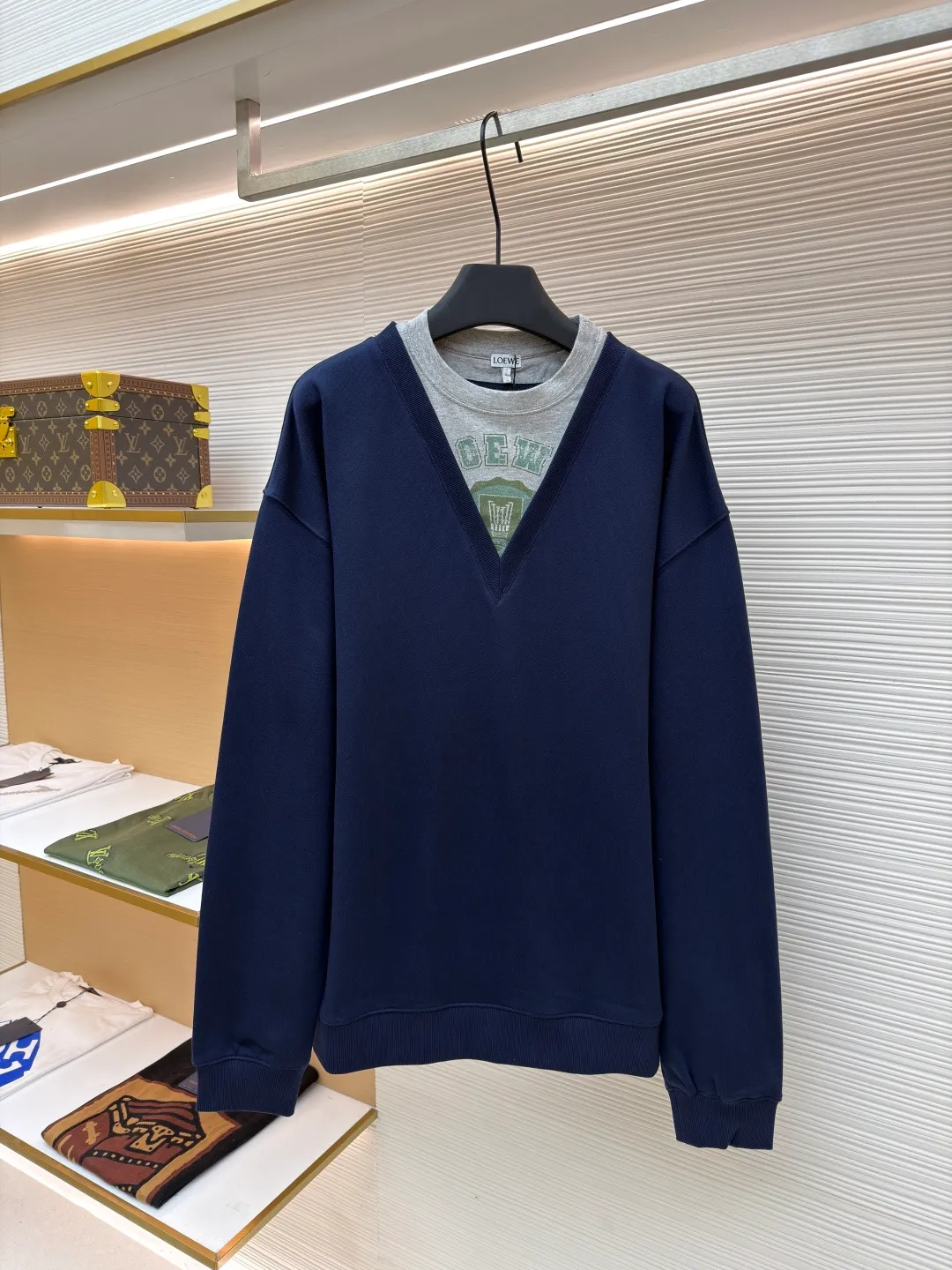 Loewe fake two-piece printed sweatshirt ●Original version: Purchased and developed for 7800 ●Item number: 1680880-A55 ●Fabric: Yunrou heavy loop cotton fabric ●Technology: Glue printing production ●Version: Fitted version ●Weight: about 560 grams ●Size: S-M-L-XL ●Description: Customized Yunrou heavy loop cotton, delicate touch, comfortable and skin-friendly, with high-grade gray as the curtain and white as light. A soft light edge is added to the gray. The LOEWE logo is screen-printed on the front. The virtual and real shadow of the brand pattern. The iconic Loewe embroidery is embellished on the back. It is low-key and powerful. It is paired with a visual game of V-neck and round neck. It makes the sense of layering effortless but hides an evocative visual trap. Twins in one dress is both a doppelganger and a symbiosis. It is printed with glue. The printing has been modified three times with the film screen. Use glue liquid paint to print the pattern on the fabric. Bake the fabric to fix the printing pattern. Imported machine embroidery technology is used, advanced computer control systems and precision mechanical components are used to achieve Loewe embroidery operations with high precision, smooth and delicate lines, and V-shaped hidden seam folding collar technology. The V-neck line is cut and positioned with a center-slitting knife to ensure symmetry of the V-neck line and sharp edges and corners for precise splicing. Then the three main parts of the sweatshirt are sewn together with an interlock sewing machine along the center-sewing knife seam for invisible sewing. The overall wiring is straight and delicate, the fabric is comfortable and soft, and the color is consistent without color difference. It can be matched with the same style to create a fashionable look and control various occasions. Customized accessories, complete with three standards, same style for men and women!