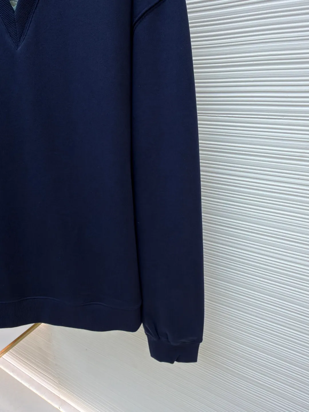 Loewe fake two-piece printed sweatshirt ●Original version: Purchased and developed for 7800 ●Item number: 1680880-A55 ●Fabric: Yunrou heavy loop cotton fabric ●Technology: Glue printing production ●Version: Fitted version ●Weight: about 560 grams ●Size: S-M-L-XL ●Description: Customized Yunrou heavy loop cotton, delicate touch, comfortable and skin-friendly, with high-grade gray as the curtain and white as light. A soft light edge is added to the gray. The LOEWE logo is screen-printed on the front. The virtual and real shadow of the brand pattern. The iconic Loewe embroidery is embellished on the back. It is low-key and powerful. It is paired with a visual game of V-neck and round neck. It makes the sense of layering effortless but hides an evocative visual trap. Twins in one dress is both a doppelganger and a symbiosis. It is printed with glue. The printing has been modified three times with the film screen. Use glue liquid paint to print the pattern on the fabric. Bake the fabric to fix the printing pattern. Imported machine embroidery technology is used, advanced computer control systems and precision mechanical components are used to achieve Loewe embroidery operations with high precision, smooth and delicate lines, and V-shaped hidden seam folding collar technology. The V-neck line is cut and positioned with a center-slitting knife to ensure symmetry of the V-neck line and sharp edges and corners for precise splicing. Then the three main parts of the sweatshirt are sewn together with an interlock sewing machine along the center-sewing knife seam for invisible sewing. The overall wiring is straight and delicate, the fabric is comfortable and soft, and the color is consistent without color difference. It can be matched with the same style to create a fashionable look and control various occasions. Customized accessories, complete with three standards, same style for men and women!