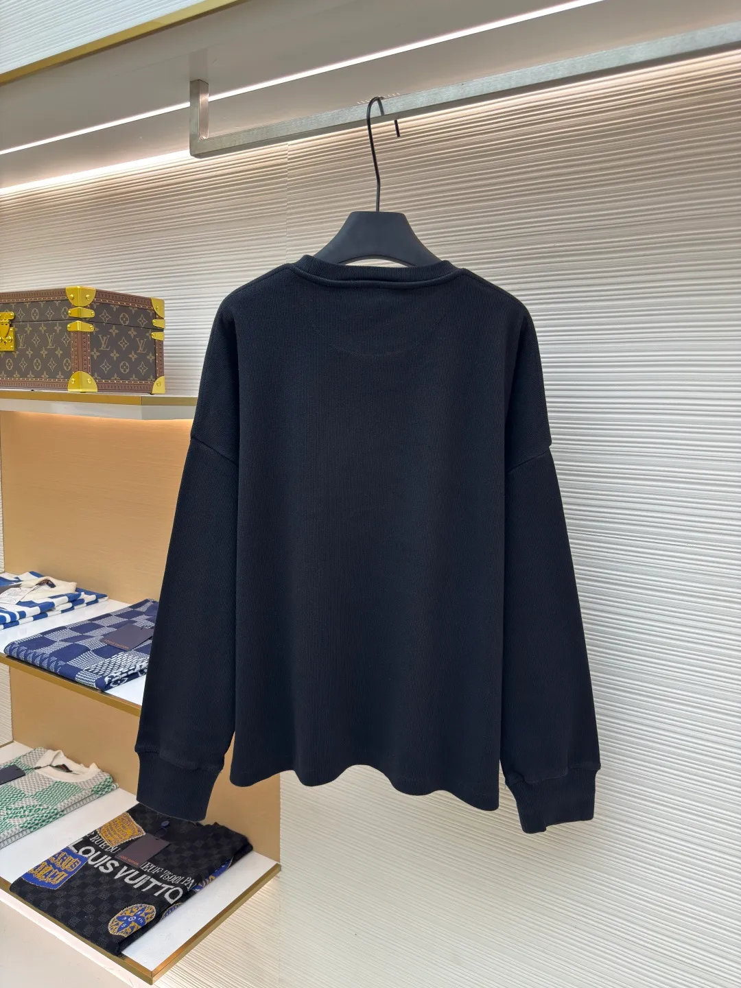 Loewe Anagram embroidered long sleeves ●Authentic product: purchased and developed for 5800 ●Item number: 1680325-A75 ●Fabric: pure cotton fabric ●Technology: embroidery production ●Version: fitted version ●Weight: about 590 grams ●Size: S-M-L-XL ●Description: Customized densely woven cotton ribbed cotton, flexible and delicate, comfortable and close to the skin, with deep black as the base, calm and iconic Loewe The Anagram embroidery mark is embellished on the chest. It condenses the essence of the brand in a minimalist shape. It is neatly cut to fit the body curve without too much color accumulation. The simplicity is like a clear spring. It interprets the high-end minimalist fashion philosophy with simplicity. It uses imported machine embroidery technology and uses advanced computer control systems and precise mechanical components to realize Loewe Anagram embroidery operations with high precision. The lines are smooth and delicate. The fabrics have been washed and have better hand texture. It is not easy to deform and not easy to shrink. Not easy to fade and maintain long-lasting beauty. The overall wiring is straight and delicate, the fabric is comfortable and soft, and the color is consistent without color difference. It can be matched with the same style to create a fashionable look and control various occasions. Customized accessories, complete with three standards, same style for men and women!