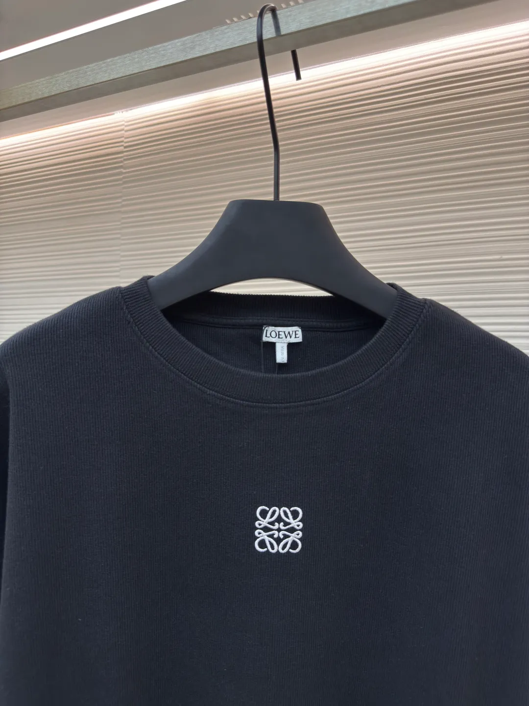 Loewe Anagram embroidered long sleeves ●Authentic product: purchased and developed for 5800 ●Item number: 1680325-A75 ●Fabric: pure cotton fabric ●Technology: embroidery production ●Version: fitted version ●Weight: about 590 grams ●Size: S-M-L-XL ●Description: Customized densely woven cotton ribbed cotton, flexible and delicate, comfortable and close to the skin, with deep black as the base, calm and iconic Loewe The Anagram embroidery mark is embellished on the chest. It condenses the essence of the brand in a minimalist shape. It is neatly cut to fit the body curve without too much color accumulation. The simplicity is like a clear spring. It interprets the high-end minimalist fashion philosophy with simplicity. It uses imported machine embroidery technology and uses advanced computer control systems and precise mechanical components to realize Loewe Anagram embroidery operations with high precision. The lines are smooth and delicate. The fabrics have been washed and have better hand texture. It is not easy to deform and not easy to shrink. Not easy to fade and maintain long-lasting beauty. The overall wiring is straight and delicate, the fabric is comfortable and soft, and the color is consistent without color difference. It can be matched with the same style to create a fashionable look and control various occasions. Customized accessories, complete with three standards, same style for men and women!
