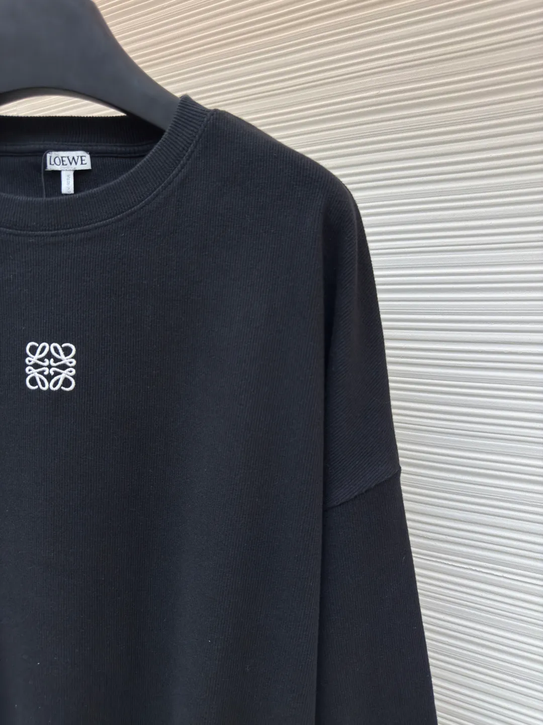 Loewe Anagram embroidered long sleeves ●Authentic product: purchased and developed for 5800 ●Item number: 1680325-A75 ●Fabric: pure cotton fabric ●Technology: embroidery production ●Version: fitted version ●Weight: about 590 grams ●Size: S-M-L-XL ●Description: Customized densely woven cotton ribbed cotton, flexible and delicate, comfortable and close to the skin, with deep black as the base, calm and iconic Loewe The Anagram embroidery mark is embellished on the chest. It condenses the essence of the brand in a minimalist shape. It is neatly cut to fit the body curve without too much color accumulation. The simplicity is like a clear spring. It interprets the high-end minimalist fashion philosophy with simplicity. It uses imported machine embroidery technology and uses advanced computer control systems and precise mechanical components to realize Loewe Anagram embroidery operations with high precision. The lines are smooth and delicate. The fabrics have been washed and have better hand texture. It is not easy to deform and not easy to shrink. Not easy to fade and maintain long-lasting beauty. The overall wiring is straight and delicate, the fabric is comfortable and soft, and the color is consistent without color difference. It can be matched with the same style to create a fashionable look and control various occasions. Customized accessories, complete with three standards, same style for men and women!