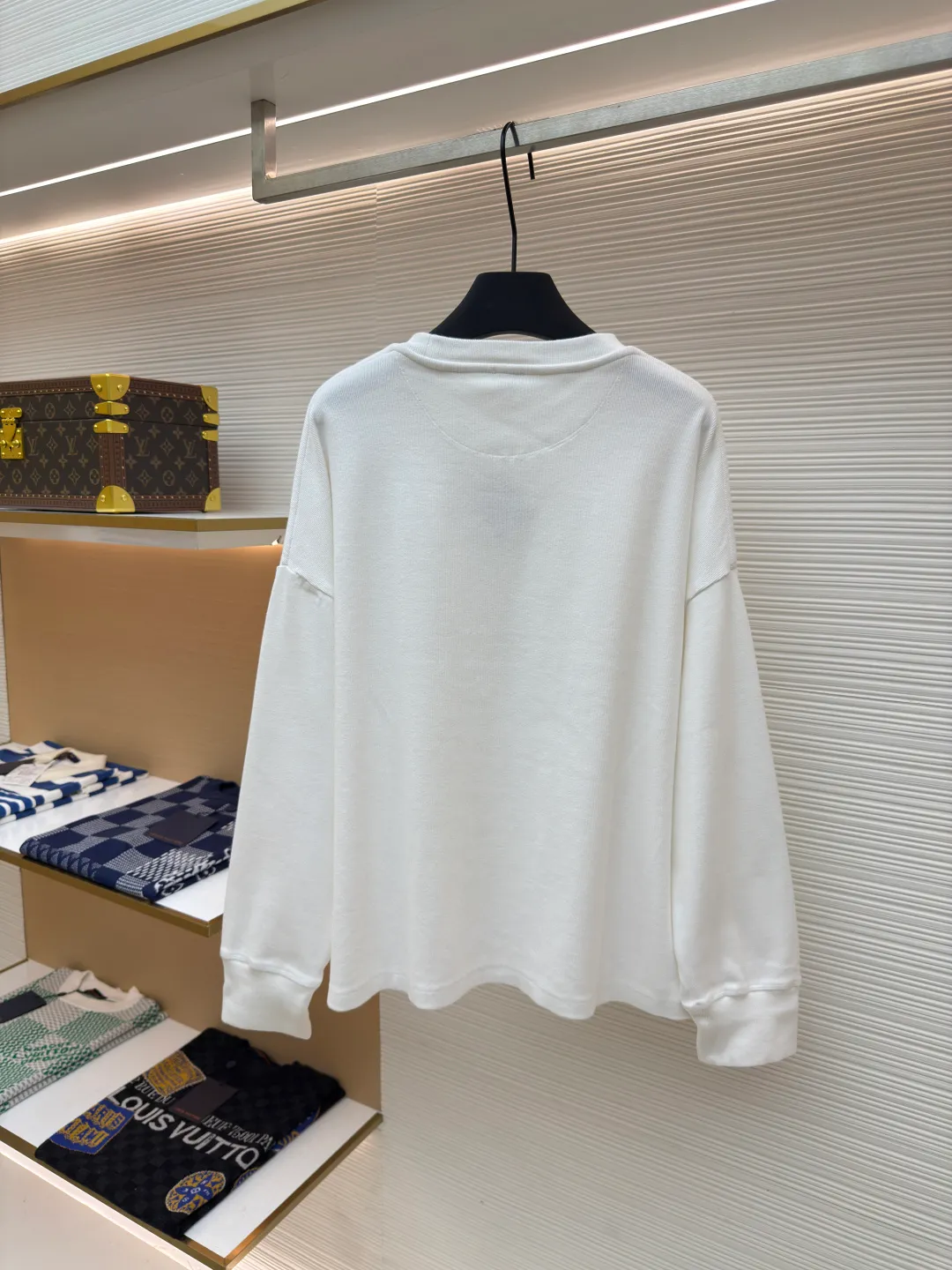 Loewe Anagram embroidered long sleeves ●Authentic product: Purchased and developed for 5800 ●Item number: 1680331-A75 ●Fabric: pure cotton fabric ●Technology: embroidery production ●Version: fitted version ●Weight: about 585 grams ●Size: S-M-L-XL ●Description: Customized densely woven cotton ribbed cotton, flexible and delicate, comfortable and close to the skin, with deep black as the base, calm and iconic Loewe The Anagram embroidery mark is embellished on the chest. It condenses the essence of the brand in a minimalist shape. It is neatly cut to fit the body curve without too much color accumulation. The simplicity is like a clear spring. It interprets the high-end minimalist fashion philosophy with simplicity. It uses imported machine embroidery technology and uses advanced computer control systems and precise mechanical components to realize Loewe Anagram embroidery operations with high precision. The lines are smooth and delicate. The fabrics have been washed and have better hand texture. It is not easy to deform and not easy to shrink. Not easy to fade and maintain long-lasting beauty. The overall wiring is straight and delicate, the fabric is comfortable and soft, and the color is consistent without color difference. It can be matched with the same style to create a fashionable look and control various occasions. Customized accessories, complete with three standards, same style for men and women!