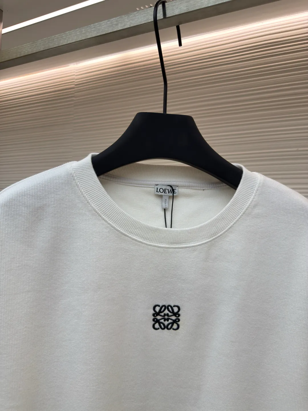Loewe Anagram embroidered long sleeves ●Authentic product: Purchased and developed for 5800 ●Item number: 1680331-A75 ●Fabric: pure cotton fabric ●Technology: embroidery production ●Version: fitted version ●Weight: about 585 grams ●Size: S-M-L-XL ●Description: Customized densely woven cotton ribbed cotton, flexible and delicate, comfortable and close to the skin, with deep black as the base, calm and iconic Loewe The Anagram embroidery mark is embellished on the chest. It condenses the essence of the brand in a minimalist shape. It is neatly cut to fit the body curve without too much color accumulation. The simplicity is like a clear spring. It interprets the high-end minimalist fashion philosophy with simplicity. It uses imported machine embroidery technology and uses advanced computer control systems and precise mechanical components to realize Loewe Anagram embroidery operations with high precision. The lines are smooth and delicate. The fabrics have been washed and have better hand texture. It is not easy to deform and not easy to shrink. Not easy to fade and maintain long-lasting beauty. The overall wiring is straight and delicate, the fabric is comfortable and soft, and the color is consistent without color difference. It can be matched with the same style to create a fashionable look and control various occasions. Customized accessories, complete with three standards, same style for men and women!
