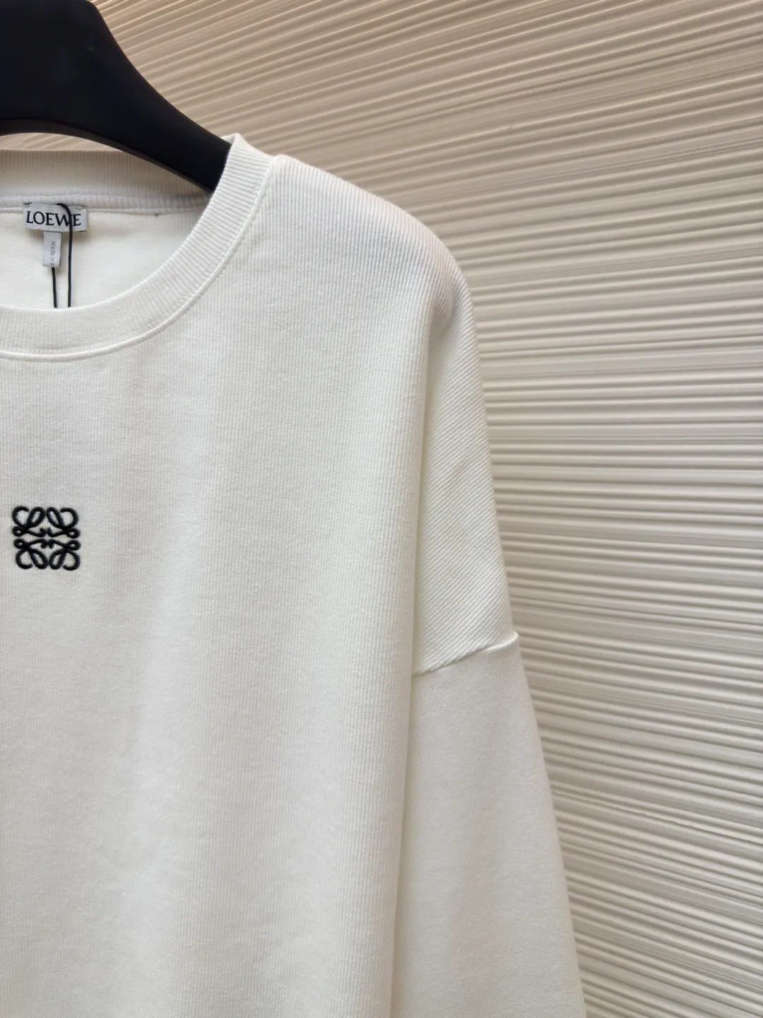 Loewe Anagram embroidered long sleeves ●Authentic product: Purchased and developed for 5800 ●Item number: 1680331-A75 ●Fabric: pure cotton fabric ●Technology: embroidery production ●Version: fitted version ●Weight: about 585 grams ●Size: S-M-L-XL ●Description: Customized densely woven cotton ribbed cotton, flexible and delicate, comfortable and close to the skin, with deep black as the base, calm and iconic Loewe The Anagram embroidery mark is embellished on the chest. It condenses the essence of the brand in a minimalist shape. It is neatly cut to fit the body curve without too much color accumulation. The simplicity is like a clear spring. It interprets the high-end minimalist fashion philosophy with simplicity. It uses imported machine embroidery technology and uses advanced computer control systems and precise mechanical components to realize Loewe Anagram embroidery operations with high precision. The lines are smooth and delicate. The fabrics have been washed and have better hand texture. It is not easy to deform and not easy to shrink. Not easy to fade and maintain long-lasting beauty. The overall wiring is straight and delicate, the fabric is comfortable and soft, and the color is consistent without color difference. It can be matched with the same style to create a fashionable look and control various occasions. Customized accessories, complete with three standards, same style for men and women!