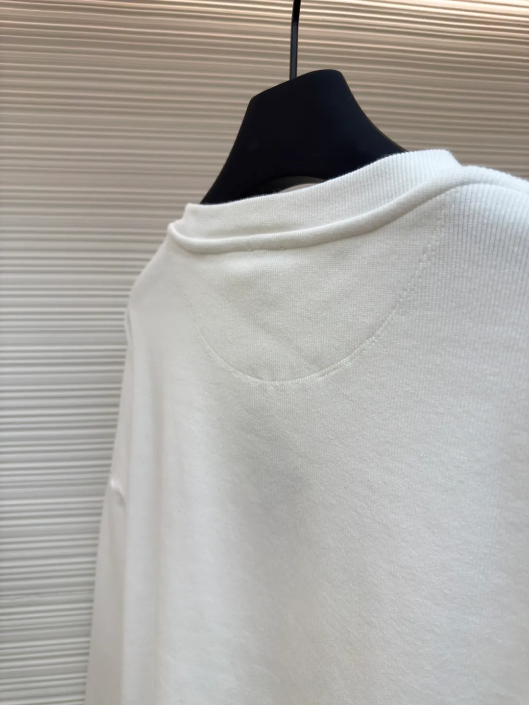Loewe Anagram embroidered long sleeves ●Authentic product: Purchased and developed for 5800 ●Item number: 1680331-A75 ●Fabric: pure cotton fabric ●Technology: embroidery production ●Version: fitted version ●Weight: about 585 grams ●Size: S-M-L-XL ●Description: Customized densely woven cotton ribbed cotton, flexible and delicate, comfortable and close to the skin, with deep black as the base, calm and iconic Loewe The Anagram embroidery mark is embellished on the chest. It condenses the essence of the brand in a minimalist shape. It is neatly cut to fit the body curve without too much color accumulation. The simplicity is like a clear spring. It interprets the high-end minimalist fashion philosophy with simplicity. It uses imported machine embroidery technology and uses advanced computer control systems and precise mechanical components to realize Loewe Anagram embroidery operations with high precision. The lines are smooth and delicate. The fabrics have been washed and have better hand texture. It is not easy to deform and not easy to shrink. Not easy to fade and maintain long-lasting beauty. The overall wiring is straight and delicate, the fabric is comfortable and soft, and the color is consistent without color difference. It can be matched with the same style to create a fashionable look and control various occasions. Customized accessories, complete with three standards, same style for men and women!