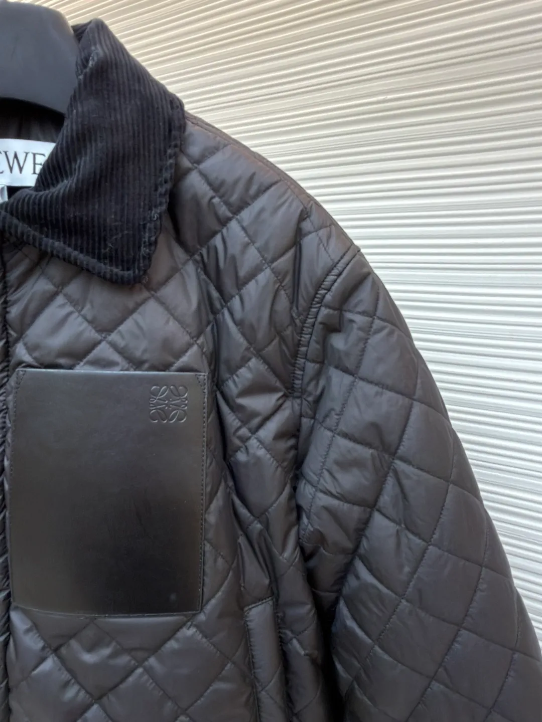 Loewe rhombus patch sheepskin down jacket ●Item number: 1681944-C65 ●Fabric: high-density nylon (fabric ●Technology: patch production ●Color: black ●Version: fitted version ●Weight: about 610 grams ●Size: 36-38-40 ●Description: The main body is made of high-density nylon using an environmentally friendly dyeing process to ensure color fastness (washing resistance and light resistance). Lapel, cuffs and hem: dark brown corduroy, made of 11 thin strips of corduroy, with a fabric thickness of 350g/m², soft and wear-resistant, and contrasting with the dark brown leather on the main body. The sheepskin is thick, the leather is fine and shiny, and the edges are oiled (edge-sealed). The overall wiring is straight and delicate, the fabric is comfortable and soft, and the color is consistent without color difference. It can be matched with the same style to create a fashionable look and control various occasions. Customized accessories, complete with three standards, same style for men and women!