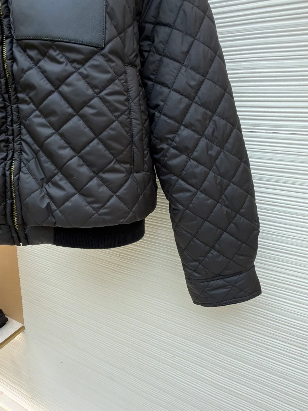 Loewe rhombus patch sheepskin down jacket ●Item number: 1681944-C65 ●Fabric: high-density nylon (fabric ●Technology: patch production ●Color: black ●Version: fitted version ●Weight: about 610 grams ●Size: 36-38-40 ●Description: The main body is made of high-density nylon using an environmentally friendly dyeing process to ensure color fastness (washing resistance and light resistance). Lapel, cuffs and hem: dark brown corduroy, made of 11 thin strips of corduroy, with a fabric thickness of 350g/m², soft and wear-resistant, and contrasting with the dark brown leather on the main body. The sheepskin is thick, the leather is fine and shiny, and the edges are oiled (edge-sealed). The overall wiring is straight and delicate, the fabric is comfortable and soft, and the color is consistent without color difference. It can be matched with the same style to create a fashionable look and control various occasions. Customized accessories, complete with three standards, same style for men and women!