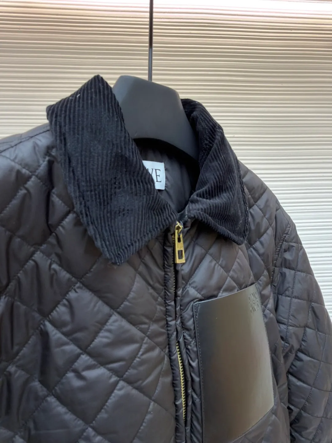 Loewe rhombus patch sheepskin down jacket ●Item number: 1681944-C65 ●Fabric: high-density nylon (fabric ●Technology: patch production ●Color: black ●Version: fitted version ●Weight: about 610 grams ●Size: 36-38-40 ●Description: The main body is made of high-density nylon using an environmentally friendly dyeing process to ensure color fastness (washing resistance and light resistance). Lapel, cuffs and hem: dark brown corduroy, made of 11 thin strips of corduroy, with a fabric thickness of 350g/m², soft and wear-resistant, and contrasting with the dark brown leather on the main body. The sheepskin is thick, the leather is fine and shiny, and the edges are oiled (edge-sealed). The overall wiring is straight and delicate, the fabric is comfortable and soft, and the color is consistent without color difference. It can be matched with the same style to create a fashionable look and control various occasions. Customized accessories, complete with three standards, same style for men and women!