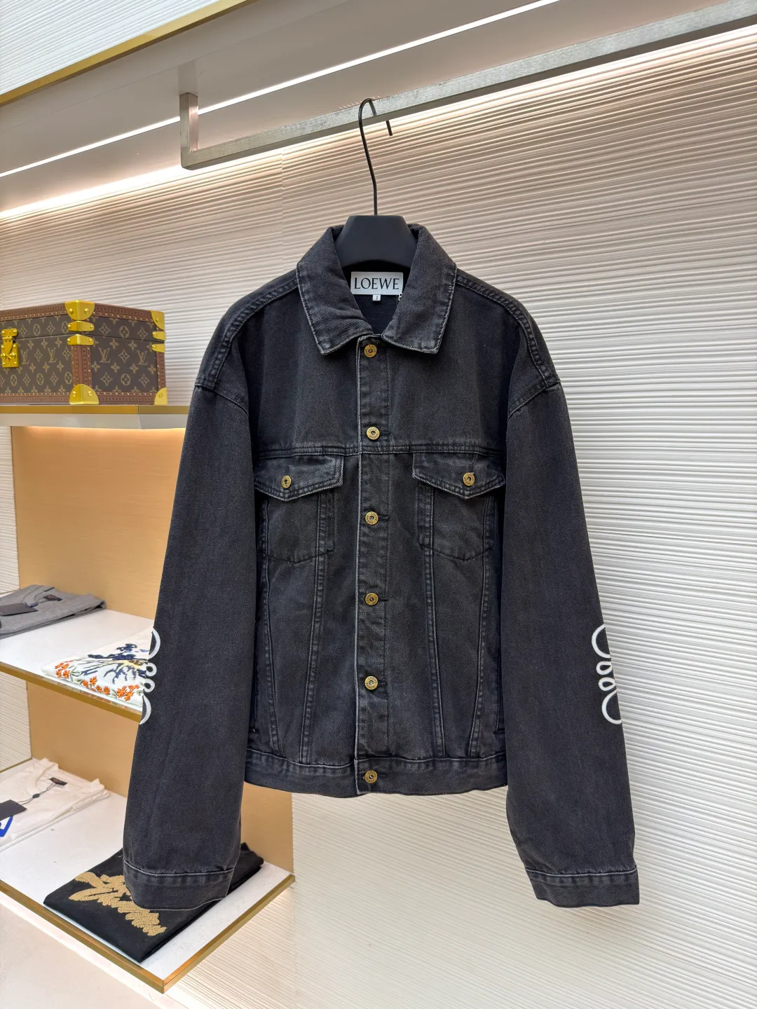 Loewe Anagram denim denim jacket ●Authentic product: Purchased and developed for 12900 ●Item number: 1680407-B40 ●Material: denim denim fabric ●Technology: laser cutting ●Version: fitted version ●Weight: about 1155 grams ●Size: 46-48-50-52 ●Description: Customized dense-core condensed yarn material, comfortable and close to the skin, full of texture, Elbows decorated with Anagram hollow design The chest button flap welt pockets are sublimated. The classic LOEWE leather label logo is embellished on the back. The visual recognition is full. A statement of personality and taste. The collision of classics and innovation. The versatile charm of denim jackets. Denim elements. It is also synonymous with casual and uninhibited. It is laser cut. The elbows are manually disassembled and laid flat for laser positioning and cutting of the Anagram pattern. Then the internal patching is done by hand and finally manually sewn on. Expensive labor cost and high loss. Low daily output. Use imported special machine for infrared positioning "Loewe" The "leather label" position is more precise and firm. The overall wiring is straight and delicate, the fabric is comfortable and soft, and the color is consistent without color difference. It can be matched with the same style to create a fashionable look and control various occasions. Customized accessories, complete with three standards, same style for men and women!