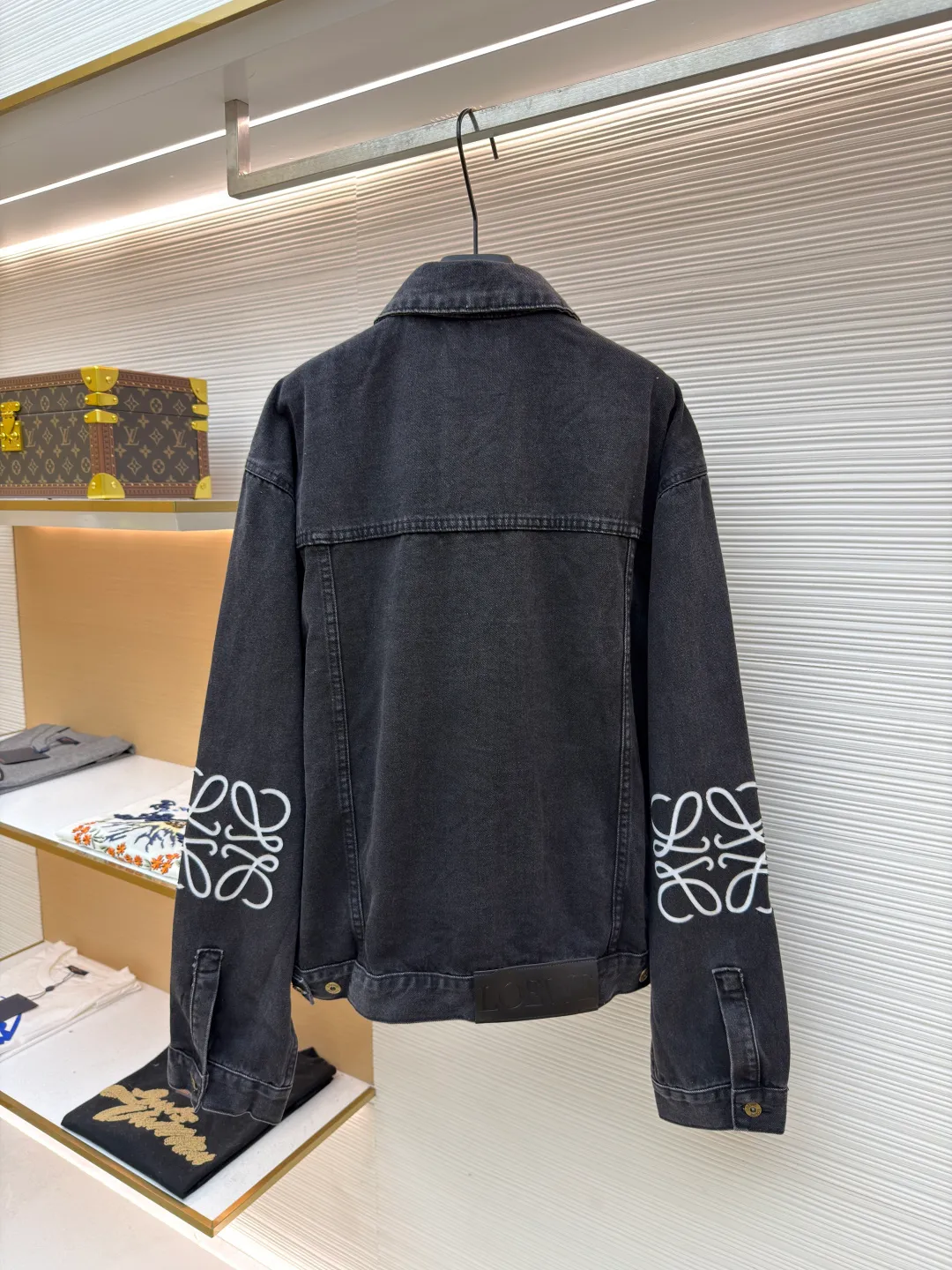 Loewe Anagram denim denim jacket ●Authentic product: Purchased and developed for 12900 ●Item number: 1680407-B40 ●Material: denim denim fabric ●Technology: laser cutting ●Version: fitted version ●Weight: about 1155 grams ●Size: 46-48-50-52 ●Description: Customized dense-core condensed yarn material, comfortable and close to the skin, full of texture, Elbows decorated with Anagram hollow design The chest button flap welt pockets are sublimated. The classic LOEWE leather label logo is embellished on the back. The visual recognition is full. A statement of personality and taste. The collision of classics and innovation. The versatile charm of denim jackets. Denim elements. It is also synonymous with casual and uninhibited. It is laser cut. The elbows are manually disassembled and laid flat for laser positioning and cutting of the Anagram pattern. Then the internal patching is done by hand and finally manually sewn on. Expensive labor cost and high loss. Low daily output. Use imported special machine for infrared positioning "Loewe" The "leather label" position is more precise and firm. The overall wiring is straight and delicate, the fabric is comfortable and soft, and the color is consistent without color difference. It can be matched with the same style to create a fashionable look and control various occasions. Customized accessories, complete with three standards, same style for men and women!