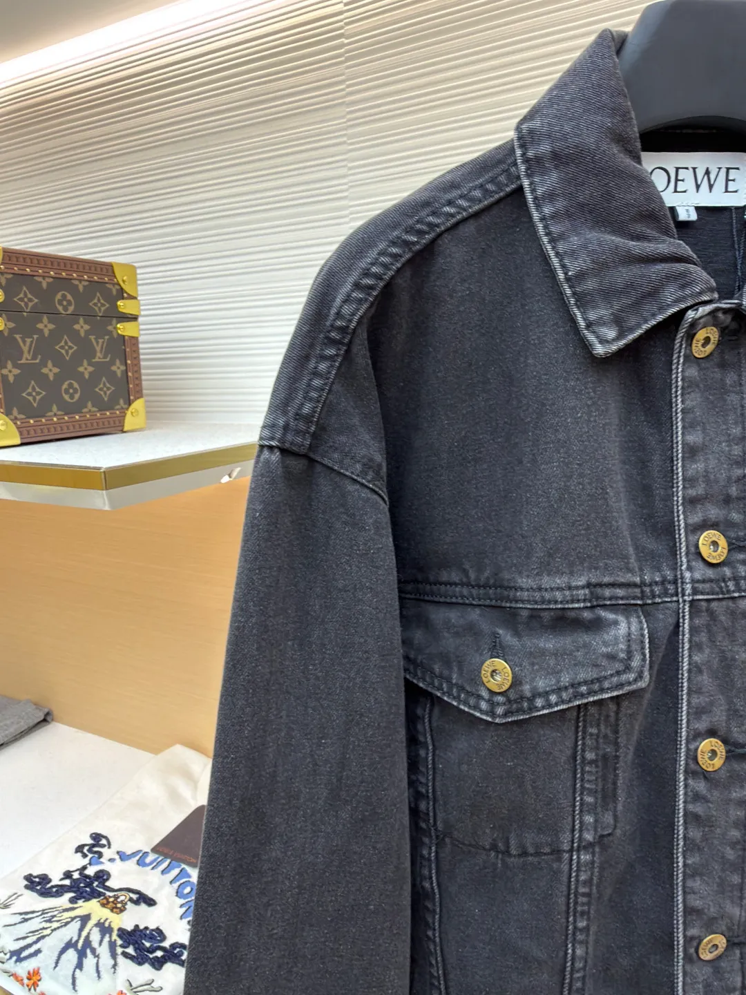 Loewe Anagram denim denim jacket ●Authentic product: Purchased and developed for 12900 ●Item number: 1680407-B40 ●Material: denim denim fabric ●Technology: laser cutting ●Version: fitted version ●Weight: about 1155 grams ●Size: 46-48-50-52 ●Description: Customized dense-core condensed yarn material, comfortable and close to the skin, full of texture, Elbows decorated with Anagram hollow design The chest button flap welt pockets are sublimated. The classic LOEWE leather label logo is embellished on the back. The visual recognition is full. A statement of personality and taste. The collision of classics and innovation. The versatile charm of denim jackets. Denim elements. It is also synonymous with casual and uninhibited. It is laser cut. The elbows are manually disassembled and laid flat for laser positioning and cutting of the Anagram pattern. Then the internal patching is done by hand and finally manually sewn on. Expensive labor cost and high loss. Low daily output. Use imported special machine for infrared positioning "Loewe" The "leather label" position is more precise and firm. The overall wiring is straight and delicate, the fabric is comfortable and soft, and the color is consistent without color difference. It can be matched with the same style to create a fashionable look and control various occasions. Customized accessories, complete with three standards, same style for men and women!