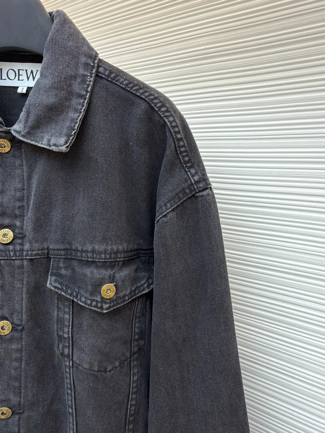 Loewe Anagram denim denim jacket ●Authentic product: Purchased and developed for 12900 ●Item number: 1680407-B40 ●Material: denim denim fabric ●Technology: laser cutting ●Version: fitted version ●Weight: about 1155 grams ●Size: 46-48-50-52 ●Description: Customized dense-core condensed yarn material, comfortable and close to the skin, full of texture, Elbows decorated with Anagram hollow design The chest button flap welt pockets are sublimated. The classic LOEWE leather label logo is embellished on the back. The visual recognition is full. A statement of personality and taste. The collision of classics and innovation. The versatile charm of denim jackets. Denim elements. It is also synonymous with casual and uninhibited. It is laser cut. The elbows are manually disassembled and laid flat for laser positioning and cutting of the Anagram pattern. Then the internal patching is done by hand and finally manually sewn on. Expensive labor cost and high loss. Low daily output. Use imported special machine for infrared positioning "Loewe" The "leather label" position is more precise and firm. The overall wiring is straight and delicate, the fabric is comfortable and soft, and the color is consistent without color difference. It can be matched with the same style to create a fashionable look and control various occasions. Customized accessories, complete with three standards, same style for men and women!