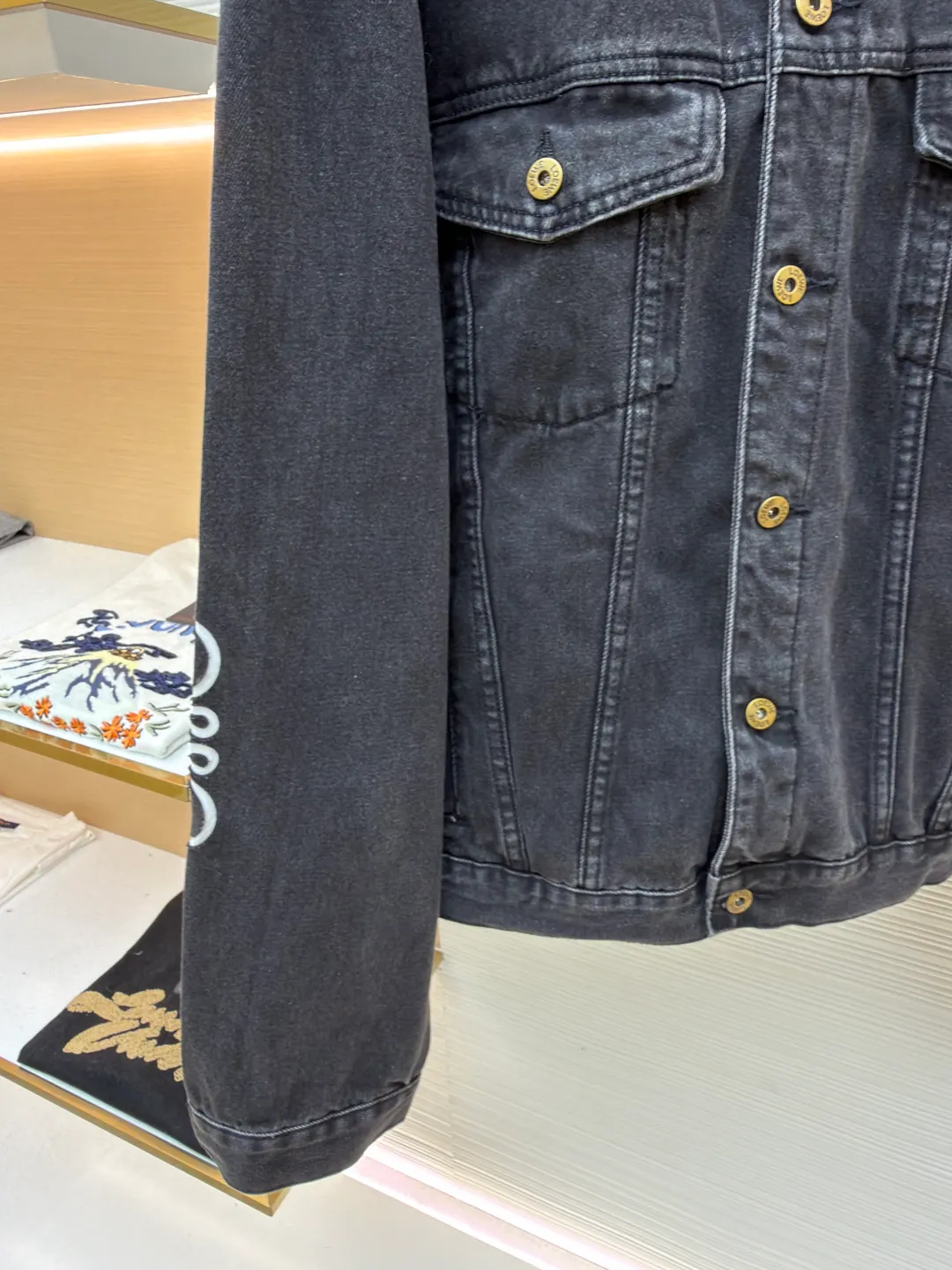 Loewe Anagram denim denim jacket ●Authentic product: Purchased and developed for 12900 ●Item number: 1680407-B40 ●Material: denim denim fabric ●Technology: laser cutting ●Version: fitted version ●Weight: about 1155 grams ●Size: 46-48-50-52 ●Description: Customized dense-core condensed yarn material, comfortable and close to the skin, full of texture, Elbows decorated with Anagram hollow design The chest button flap welt pockets are sublimated. The classic LOEWE leather label logo is embellished on the back. The visual recognition is full. A statement of personality and taste. The collision of classics and innovation. The versatile charm of denim jackets. Denim elements. It is also synonymous with casual and uninhibited. It is laser cut. The elbows are manually disassembled and laid flat for laser positioning and cutting of the Anagram pattern. Then the internal patching is done by hand and finally manually sewn on. Expensive labor cost and high loss. Low daily output. Use imported special machine for infrared positioning "Loewe" The "leather label" position is more precise and firm. The overall wiring is straight and delicate, the fabric is comfortable and soft, and the color is consistent without color difference. It can be matched with the same style to create a fashionable look and control various occasions. Customized accessories, complete with three standards, same style for men and women!