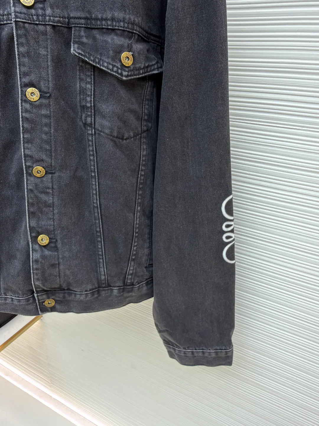 Loewe Anagram denim denim jacket ●Authentic product: Purchased and developed for 12900 ●Item number: 1680407-B40 ●Material: denim denim fabric ●Technology: laser cutting ●Version: fitted version ●Weight: about 1155 grams ●Size: 46-48-50-52 ●Description: Customized dense-core condensed yarn material, comfortable and close to the skin, full of texture, Elbows decorated with Anagram hollow design The chest button flap welt pockets are sublimated. The classic LOEWE leather label logo is embellished on the back. The visual recognition is full. A statement of personality and taste. The collision of classics and innovation. The versatile charm of denim jackets. Denim elements. It is also synonymous with casual and uninhibited. It is laser cut. The elbows are manually disassembled and laid flat for laser positioning and cutting of the Anagram pattern. Then the internal patching is done by hand and finally manually sewn on. Expensive labor cost and high loss. Low daily output. Use imported special machine for infrared positioning "Loewe" The "leather label" position is more precise and firm. The overall wiring is straight and delicate, the fabric is comfortable and soft, and the color is consistent without color difference. It can be matched with the same style to create a fashionable look and control various occasions. Customized accessories, complete with three standards, same style for men and women!