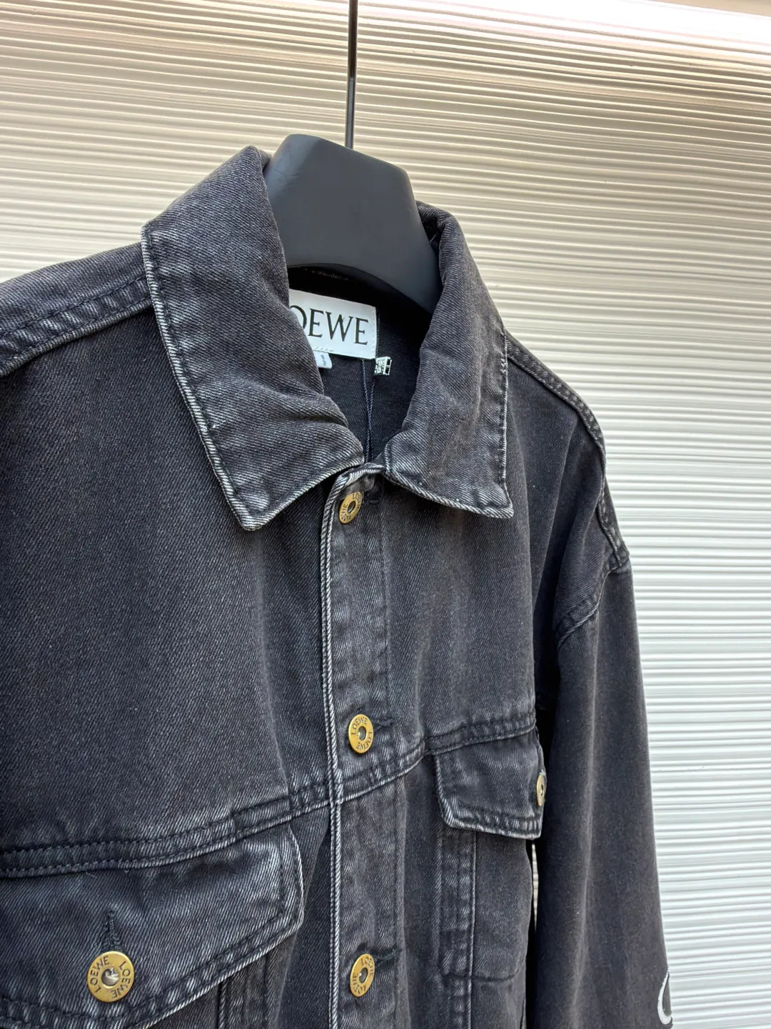 Loewe Anagram denim denim jacket ●Authentic product: Purchased and developed for 12900 ●Item number: 1680407-B40 ●Material: denim denim fabric ●Technology: laser cutting ●Version: fitted version ●Weight: about 1155 grams ●Size: 46-48-50-52 ●Description: Customized dense-core condensed yarn material, comfortable and close to the skin, full of texture, Elbows decorated with Anagram hollow design The chest button flap welt pockets are sublimated. The classic LOEWE leather label logo is embellished on the back. The visual recognition is full. A statement of personality and taste. The collision of classics and innovation. The versatile charm of denim jackets. Denim elements. It is also synonymous with casual and uninhibited. It is laser cut. The elbows are manually disassembled and laid flat for laser positioning and cutting of the Anagram pattern. Then the internal patching is done by hand and finally manually sewn on. Expensive labor cost and high loss. Low daily output. Use imported special machine for infrared positioning "Loewe" The "leather label" position is more precise and firm. The overall wiring is straight and delicate, the fabric is comfortable and soft, and the color is consistent without color difference. It can be matched with the same style to create a fashionable look and control various occasions. Customized accessories, complete with three standards, same style for men and women!