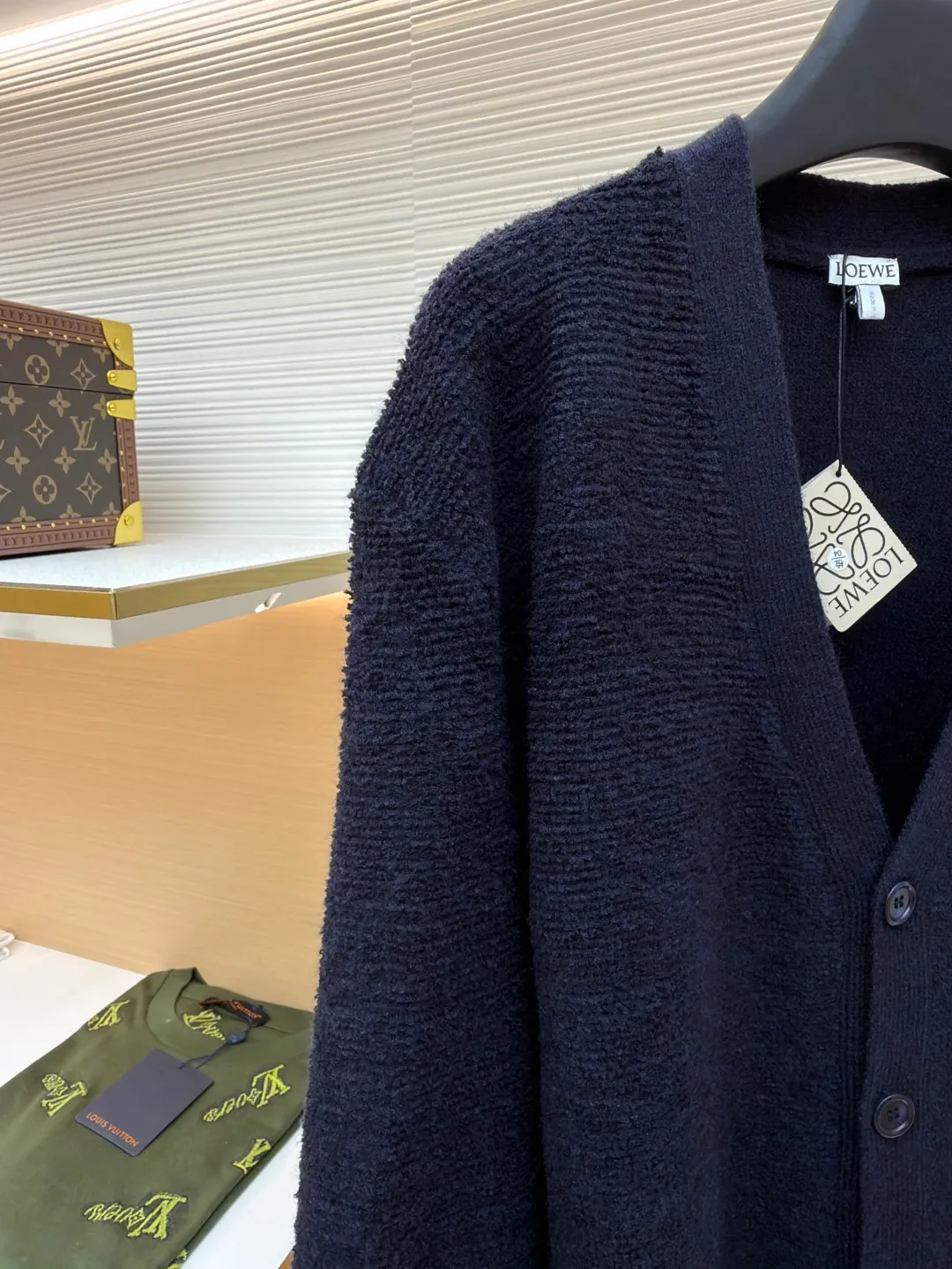 Loewe Anagram embroidered cardigan sweater ●Original version: 10900 purchase and development ●Item number: 1680969-B15 ●Fabric: wool blended fabric ●Technology: Garment washed production ●Version: Loose fit ●Weight: about 515 grams ●Size: S-M-L-XL ●Description: Custom-woven high-quality wool cardigan yarn, delicate and soft, comfortable and close to the skin, with deep and charming navy blue as the main color, mysterious and elegant Simple and elegant, with smooth and natural lines. The V-neck design elegantly shows the neck line. Loewe Anagram embroidery is embellished on the chest as a concrete expression of the brand spirit. The ordering of the cardigan buttons guides the flow of sight. The casual and lazy atmosphere paints a fashionable outfit picture, using imported machine embroidery technology. Use advanced computer control systems and precision mechanical components to realize Loewe Anagram embroidery operations with high precision. The lines are smooth and delicate, and the finished garments are washed and softened to remove odors. Use professional washing equipment and specific detergents to deeply clean and deodorize clothes to improve the feel and appearance of clothes. The overall wiring is straight and delicate, the fabric is comfortable and soft, and the color is consistent without color difference. It can be matched with the same style to create a fashionable look and control various occasions. Customized accessories, complete with three standards, same style for men and women!