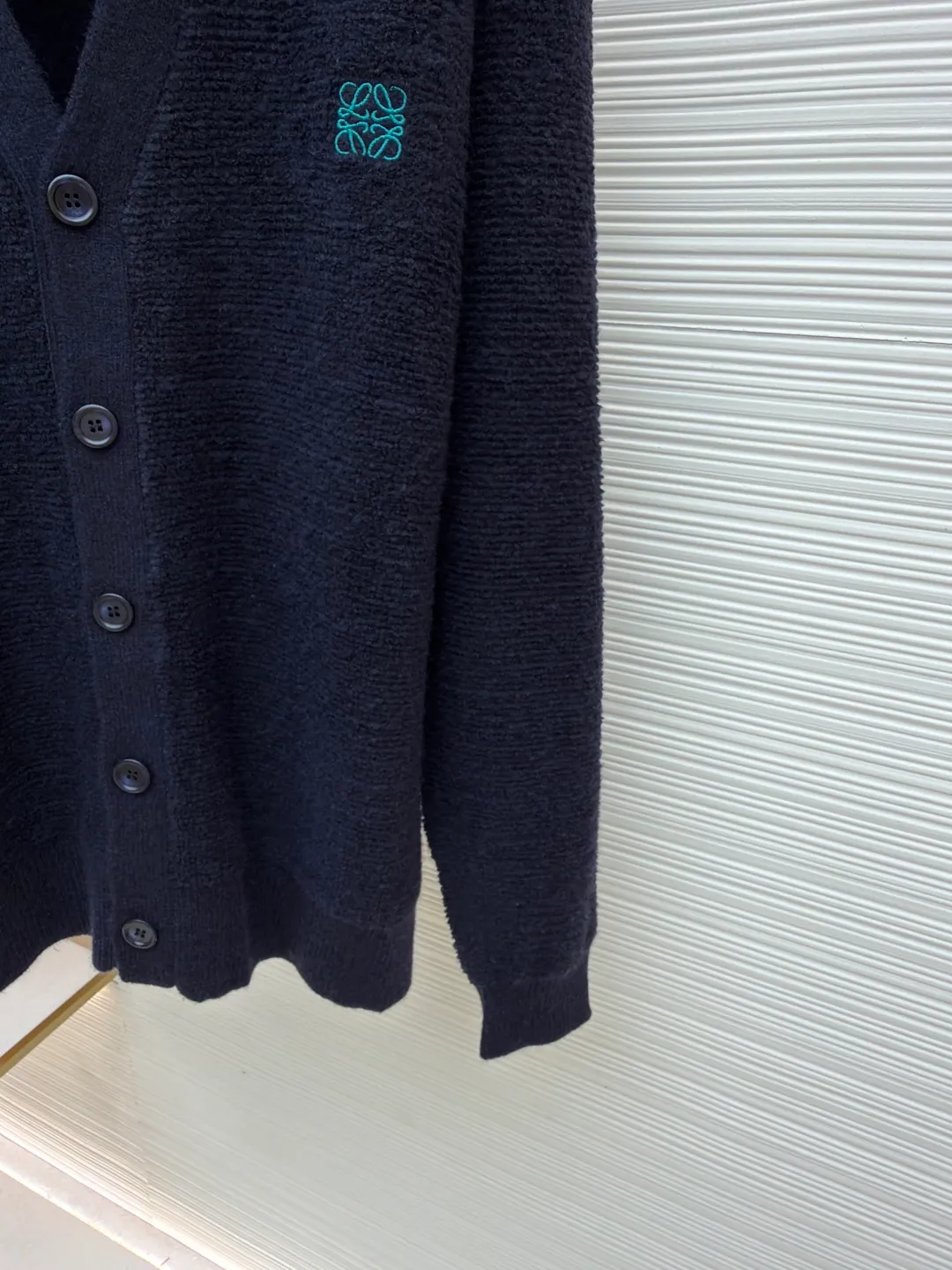 Loewe Anagram embroidered cardigan sweater ●Original version: 10900 purchase and development ●Item number: 1680969-B15 ●Fabric: wool blended fabric ●Technology: Garment washed production ●Version: Loose fit ●Weight: about 515 grams ●Size: S-M-L-XL ●Description: Custom-woven high-quality wool cardigan yarn, delicate and soft, comfortable and close to the skin, with deep and charming navy blue as the main color, mysterious and elegant Simple and elegant, with smooth and natural lines. The V-neck design elegantly shows the neck line. Loewe Anagram embroidery is embellished on the chest as a concrete expression of the brand spirit. The ordering of the cardigan buttons guides the flow of sight. The casual and lazy atmosphere paints a fashionable outfit picture, using imported machine embroidery technology. Use advanced computer control systems and precision mechanical components to realize Loewe Anagram embroidery operations with high precision. The lines are smooth and delicate, and the finished garments are washed and softened to remove odors. Use professional washing equipment and specific detergents to deeply clean and deodorize clothes to improve the feel and appearance of clothes. The overall wiring is straight and delicate, the fabric is comfortable and soft, and the color is consistent without color difference. It can be matched with the same style to create a fashionable look and control various occasions. Customized accessories, complete with three standards, same style for men and women!