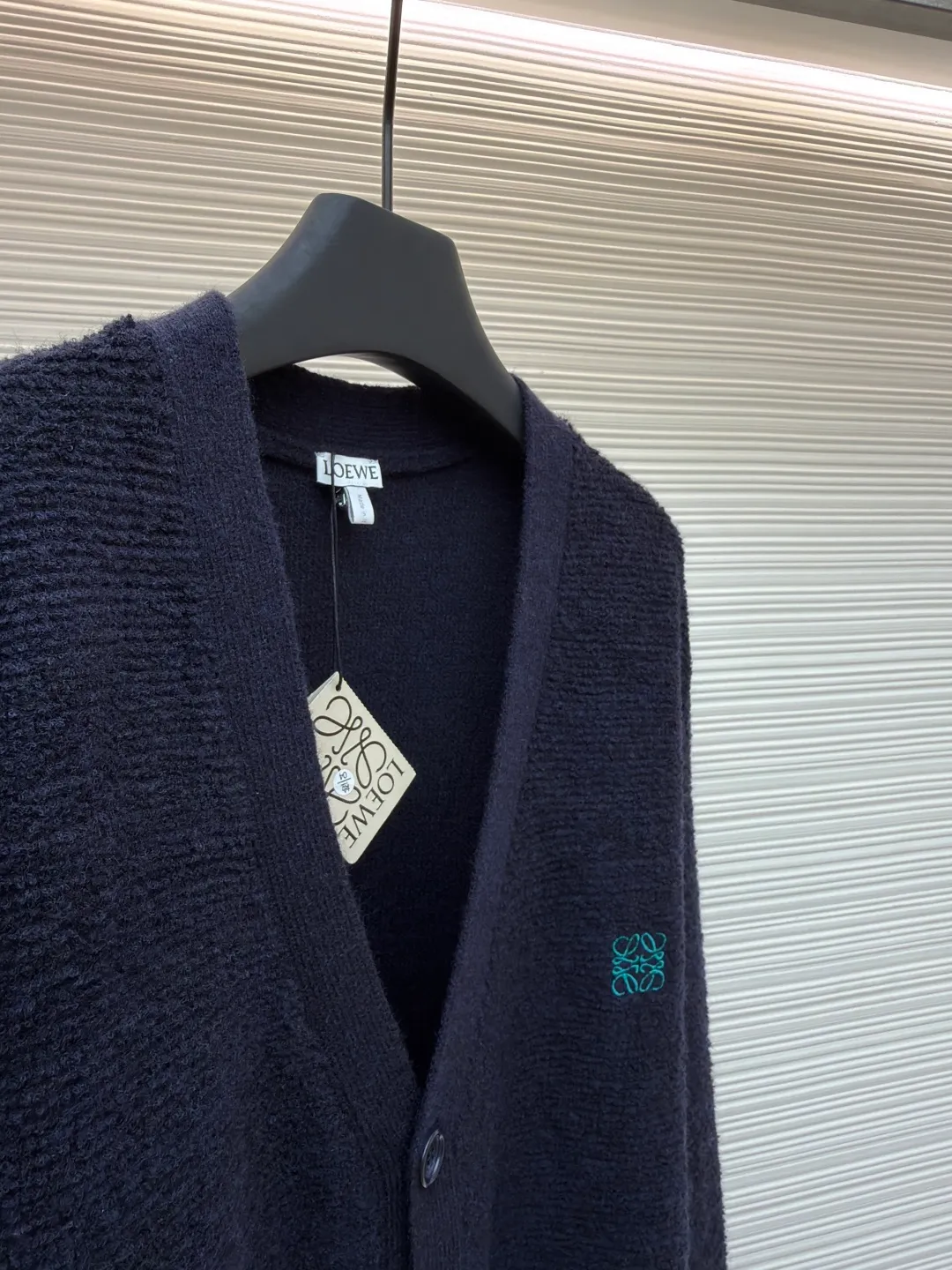 Loewe Anagram embroidered cardigan sweater ●Original version: 10900 purchase and development ●Item number: 1680969-B15 ●Fabric: wool blended fabric ●Technology: Garment washed production ●Version: Loose fit ●Weight: about 515 grams ●Size: S-M-L-XL ●Description: Custom-woven high-quality wool cardigan yarn, delicate and soft, comfortable and close to the skin, with deep and charming navy blue as the main color, mysterious and elegant Simple and elegant, with smooth and natural lines. The V-neck design elegantly shows the neck line. Loewe Anagram embroidery is embellished on the chest as a concrete expression of the brand spirit. The ordering of the cardigan buttons guides the flow of sight. The casual and lazy atmosphere paints a fashionable outfit picture, using imported machine embroidery technology. Use advanced computer control systems and precision mechanical components to realize Loewe Anagram embroidery operations with high precision. The lines are smooth and delicate, and the finished garments are washed and softened to remove odors. Use professional washing equipment and specific detergents to deeply clean and deodorize clothes to improve the feel and appearance of clothes. The overall wiring is straight and delicate, the fabric is comfortable and soft, and the color is consistent without color difference. It can be matched with the same style to create a fashionable look and control various occasions. Customized accessories, complete with three standards, same style for men and women!