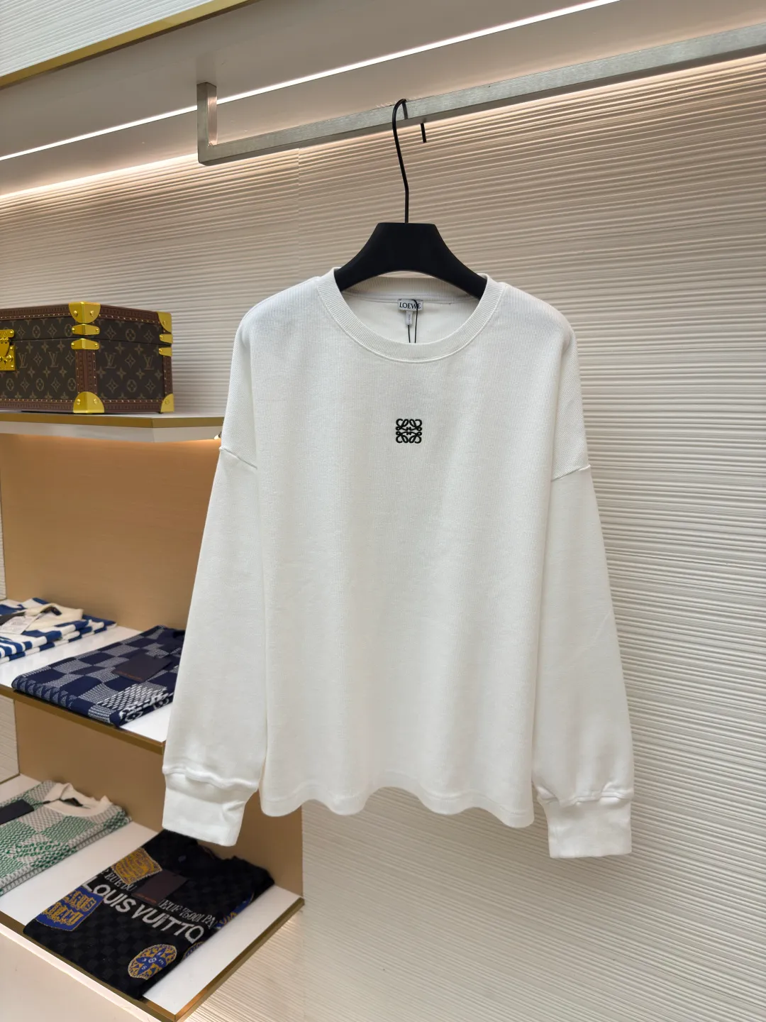 Loewe Anagram embroidered long sleeves ●Authentic product: Purchased and developed for 5800 ●Item number: 1680331-A75 ●Fabric: pure cotton fabric ●Technology: embroidery production ●Version: fitted version ●Weight: about 585 grams ●Size: S-M-L-XL ●Description: Customized densely woven cotton ribbed cotton, flexible and delicate, comfortable and close to the skin, with deep black as the base, calm and iconic Loewe The Anagram embroidery mark is embellished on the chest. It condenses the essence of the brand in a minimalist shape. It is neatly cut to fit the body curve without too much color accumulation. The simplicity is like a clear spring. It interprets the high-end minimalist fashion philosophy with simplicity. It uses imported machine embroidery technology and uses advanced computer control systems and precise mechanical components to realize Loewe Anagram embroidery operations with high precision. The lines are smooth and delicate. The fabrics have been washed and have better hand texture. It is not easy to deform and not easy to shrink. Not easy to fade and maintain long-lasting beauty. The overall wiring is straight and delicate, the fabric is comfortable and soft, and the color is consistent without color difference. It can be matched with the same style to create a fashionable look and control various occasions. Customized accessories, complete with three standards, same style for men and women!
