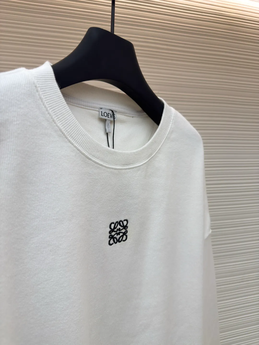 Loewe Anagram embroidered long sleeves ●Authentic product: Purchased and developed for 5800 ●Item number: 1680331-A75 ●Fabric: pure cotton fabric ●Technology: embroidery production ●Version: fitted version ●Weight: about 585 grams ●Size: S-M-L-XL ●Description: Customized densely woven cotton ribbed cotton, flexible and delicate, comfortable and close to the skin, with deep black as the base, calm and iconic Loewe The Anagram embroidery mark is embellished on the chest. It condenses the essence of the brand in a minimalist shape. It is neatly cut to fit the body curve without too much color accumulation. The simplicity is like a clear spring. It interprets the high-end minimalist fashion philosophy with simplicity. It uses imported machine embroidery technology and uses advanced computer control systems and precise mechanical components to realize Loewe Anagram embroidery operations with high precision. The lines are smooth and delicate. The fabrics have been washed and have better hand texture. It is not easy to deform and not easy to shrink. Not easy to fade and maintain long-lasting beauty. The overall wiring is straight and delicate, the fabric is comfortable and soft, and the color is consistent without color difference. It can be matched with the same style to create a fashionable look and control various occasions. Customized accessories, complete with three standards, same style for men and women!