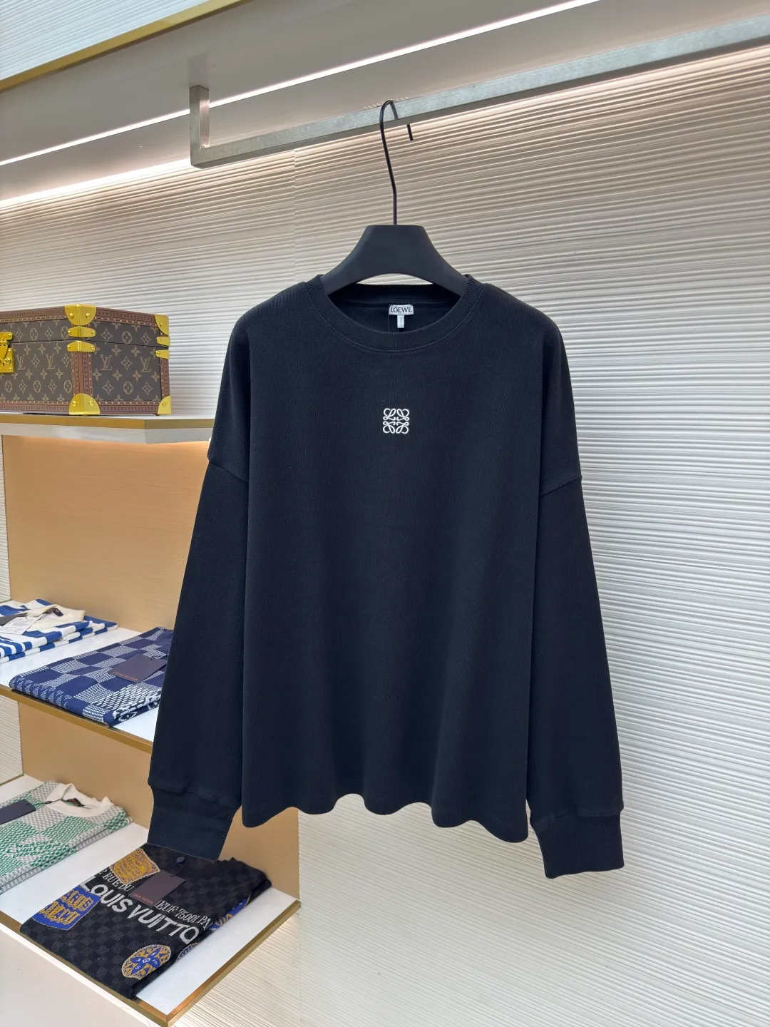 Loewe Anagram embroidered long sleeves ●Authentic product: purchased and developed for 5800 ●Item number: 1680325-A75 ●Fabric: pure cotton fabric ●Technology: embroidery production ●Version: fitted version ●Weight: about 590 grams ●Size: S-M-L-XL ●Description: Customized densely woven cotton ribbed cotton, flexible and delicate, comfortable and close to the skin, with deep black as the base, calm and iconic Loewe The Anagram embroidery mark is embellished on the chest. It condenses the essence of the brand in a minimalist shape. It is neatly cut to fit the body curve without too much color accumulation. The simplicity is like a clear spring. It interprets the high-end minimalist fashion philosophy with simplicity. It uses imported machine embroidery technology and uses advanced computer control systems and precise mechanical components to realize Loewe Anagram embroidery operations with high precision. The lines are smooth and delicate. The fabrics have been washed and have better hand texture. It is not easy to deform and not easy to shrink. Not easy to fade and maintain long-lasting beauty. The overall wiring is straight and delicate, the fabric is comfortable and soft, and the color is consistent without color difference. It can be matched with the same style to create a fashionable look and control various occasions. Customized accessories, complete with three standards, same style for men and women!