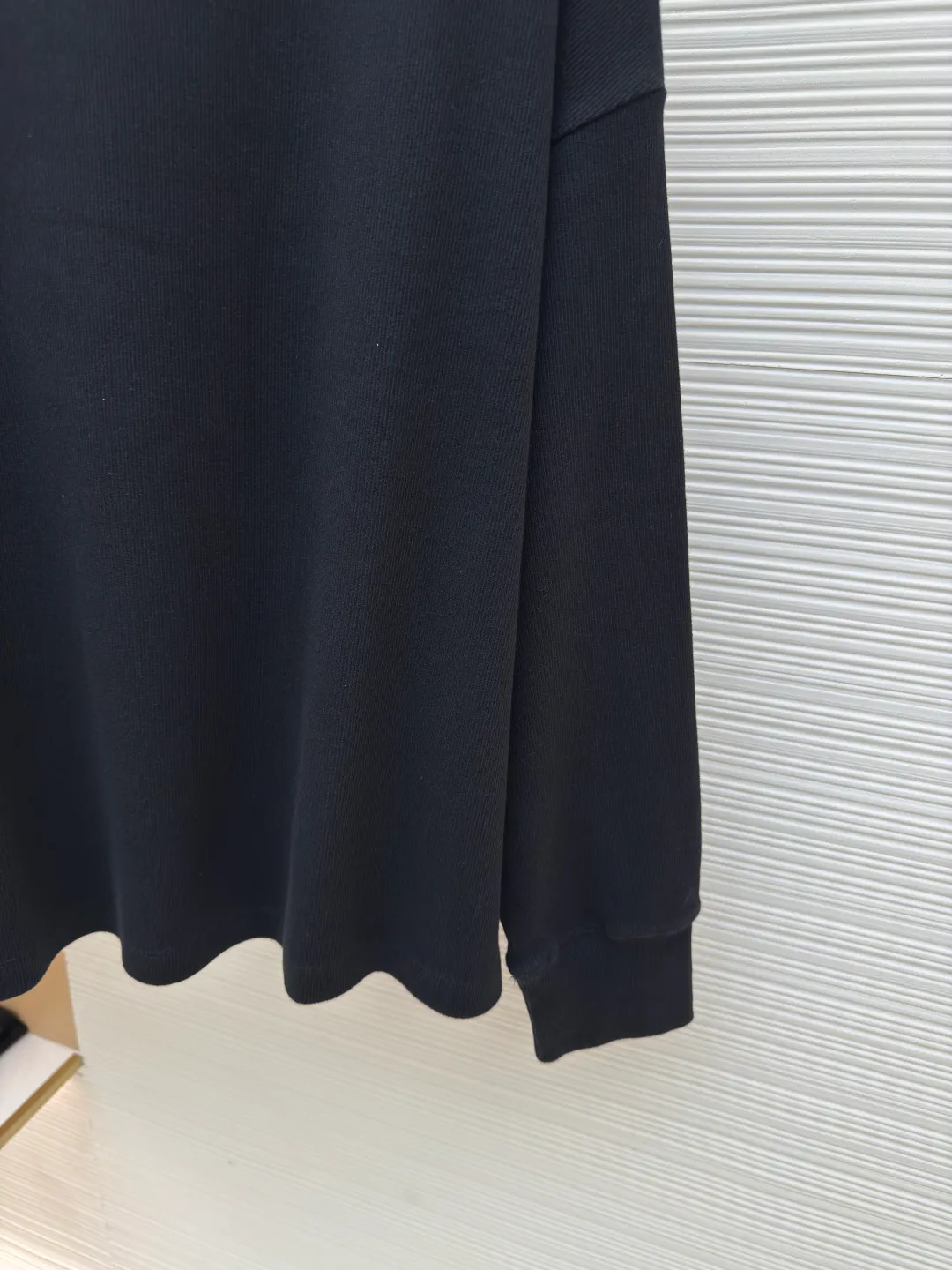 Loewe Anagram embroidered long sleeves ●Authentic product: purchased and developed for 5800 ●Item number: 1680325-A75 ●Fabric: pure cotton fabric ●Technology: embroidery production ●Version: fitted version ●Weight: about 590 grams ●Size: S-M-L-XL ●Description: Customized densely woven cotton ribbed cotton, flexible and delicate, comfortable and close to the skin, with deep black as the base, calm and iconic Loewe The Anagram embroidery mark is embellished on the chest. It condenses the essence of the brand in a minimalist shape. It is neatly cut to fit the body curve without too much color accumulation. The simplicity is like a clear spring. It interprets the high-end minimalist fashion philosophy with simplicity. It uses imported machine embroidery technology and uses advanced computer control systems and precise mechanical components to realize Loewe Anagram embroidery operations with high precision. The lines are smooth and delicate. The fabrics have been washed and have better hand texture. It is not easy to deform and not easy to shrink. Not easy to fade and maintain long-lasting beauty. The overall wiring is straight and delicate, the fabric is comfortable and soft, and the color is consistent without color difference. It can be matched with the same style to create a fashionable look and control various occasions. Customized accessories, complete with three standards, same style for men and women!
