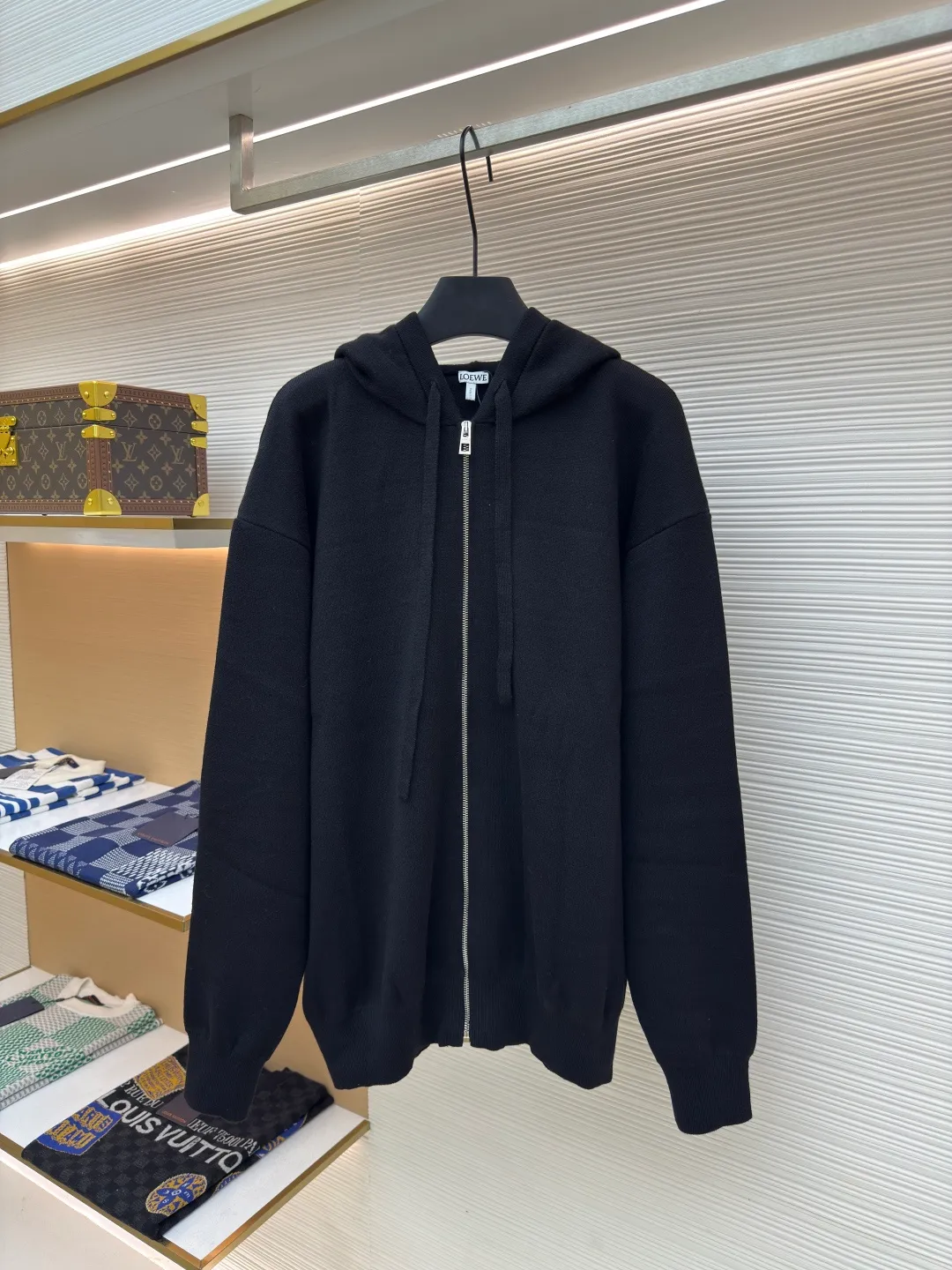 Loewe Anagram zipper hoodie ●Authentic product: 16900 purchase and development ●Item number: 1680415-B60 ●Fabric: Rabbit velvet blended yarn fabric ●Technology: embossed embroidery production ●Version: Loose version ●Weight: about 970 grams ●Size: S-M-L-XL ●Description: Custom-woven 32-count rabbit velvet blended yarn The fineness of rabbit velvet is the very finest among animal fibers The average fineness is about 10.83 microns, as thin as silk, as soft as clouds, fluffy and light, with a touch of high-grade gray as the base, an elegance tempered by time. The front panel is decorated with a homogeneous clean fit display. The neat hooded design brings a touch of casualness and laziness. It is paired with the Anagram embossed embellishment on the back panel, injecting the soul charm of the brand. The profound visual space shows an elegant posture and exudes infinite charm. Relief embroidery uses embroidery techniques to create patterns with relief effects on fabrics. Through layer-by-layer superposition and staggered embroidery, the embroidery threads form three-dimensional textures and layers on the fabric. Garment washing water softening and deodorizing process uses professional washing equipment and specific detergents to deeply clean and deodorize clothes to improve the feel and appearance of clothes. The overall wiring is straight and delicate, the fabric is comfortable and soft, and the color is consistent without color difference. It can be matched with the same style to create a fashionable look and control various occasions. Customized accessories, complete with three standards, same style for men and women!