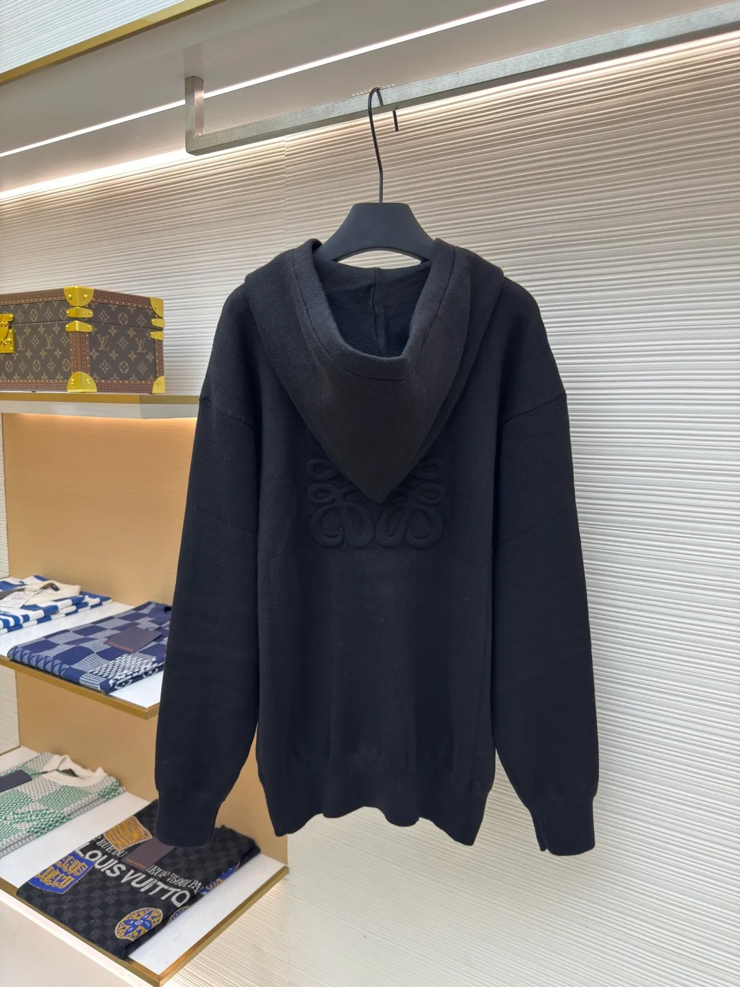 Loewe Anagram zipper hoodie ●Authentic product: 16900 purchase and development ●Item number: 1680415-B60 ●Fabric: Rabbit velvet blended yarn fabric ●Technology: embossed embroidery production ●Version: Loose version ●Weight: about 970 grams ●Size: S-M-L-XL ●Description: Custom-woven 32-count rabbit velvet blended yarn The fineness of rabbit velvet is the very finest among animal fibers The average fineness is about 10.83 microns, as thin as silk, as soft as clouds, fluffy and light, with a touch of high-grade gray as the base, an elegance tempered by time. The front panel is decorated with a homogeneous clean fit display. The neat hooded design brings a touch of casualness and laziness. It is paired with the Anagram embossed embellishment on the back panel, injecting the soul charm of the brand. The profound visual space shows an elegant posture and exudes infinite charm. Relief embroidery uses embroidery techniques to create patterns with relief effects on fabrics. Through layer-by-layer superposition and staggered embroidery, the embroidery threads form three-dimensional textures and layers on the fabric. Garment washing water softening and deodorizing process uses professional washing equipment and specific detergents to deeply clean and deodorize clothes to improve the feel and appearance of clothes. The overall wiring is straight and delicate, the fabric is comfortable and soft, and the color is consistent without color difference. It can be matched with the same style to create a fashionable look and control various occasions. Customized accessories, complete with three standards, same style for men and women!