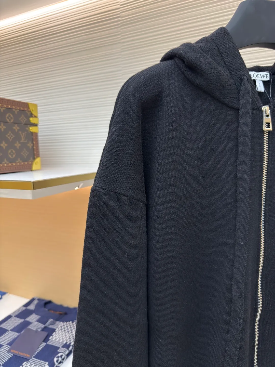 Loewe Anagram zipper hoodie ●Authentic product: 16900 purchase and development ●Item number: 1680415-B60 ●Fabric: Rabbit velvet blended yarn fabric ●Technology: embossed embroidery production ●Version: Loose version ●Weight: about 970 grams ●Size: S-M-L-XL ●Description: Custom-woven 32-count rabbit velvet blended yarn The fineness of rabbit velvet is the very finest among animal fibers The average fineness is about 10.83 microns, as thin as silk, as soft as clouds, fluffy and light, with a touch of high-grade gray as the base, an elegance tempered by time. The front panel is decorated with a homogeneous clean fit display. The neat hooded design brings a touch of casualness and laziness. It is paired with the Anagram embossed embellishment on the back panel, injecting the soul charm of the brand. The profound visual space shows an elegant posture and exudes infinite charm. Relief embroidery uses embroidery techniques to create patterns with relief effects on fabrics. Through layer-by-layer superposition and staggered embroidery, the embroidery threads form three-dimensional textures and layers on the fabric. Garment washing water softening and deodorizing process uses professional washing equipment and specific detergents to deeply clean and deodorize clothes to improve the feel and appearance of clothes. The overall wiring is straight and delicate, the fabric is comfortable and soft, and the color is consistent without color difference. It can be matched with the same style to create a fashionable look and control various occasions. Customized accessories, complete with three standards, same style for men and women!