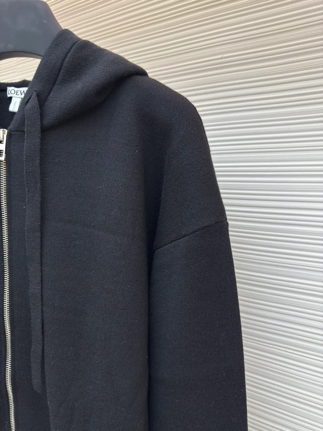 Loewe Anagram zipper hoodie ●Authentic product: 16900 purchase and development ●Item number: 1680415-B60 ●Fabric: Rabbit velvet blended yarn fabric ●Technology: embossed embroidery production ●Version: Loose version ●Weight: about 970 grams ●Size: S-M-L-XL ●Description: Custom-woven 32-count rabbit velvet blended yarn The fineness of rabbit velvet is the very finest among animal fibers The average fineness is about 10.83 microns, as thin as silk, as soft as clouds, fluffy and light, with a touch of high-grade gray as the base, an elegance tempered by time. The front panel is decorated with a homogeneous clean fit display. The neat hooded design brings a touch of casualness and laziness. It is paired with the Anagram embossed embellishment on the back panel, injecting the soul charm of the brand. The profound visual space shows an elegant posture and exudes infinite charm. Relief embroidery uses embroidery techniques to create patterns with relief effects on fabrics. Through layer-by-layer superposition and staggered embroidery, the embroidery threads form three-dimensional textures and layers on the fabric. Garment washing water softening and deodorizing process uses professional washing equipment and specific detergents to deeply clean and deodorize clothes to improve the feel and appearance of clothes. The overall wiring is straight and delicate, the fabric is comfortable and soft, and the color is consistent without color difference. It can be matched with the same style to create a fashionable look and control various occasions. Customized accessories, complete with three standards, same style for men and women!