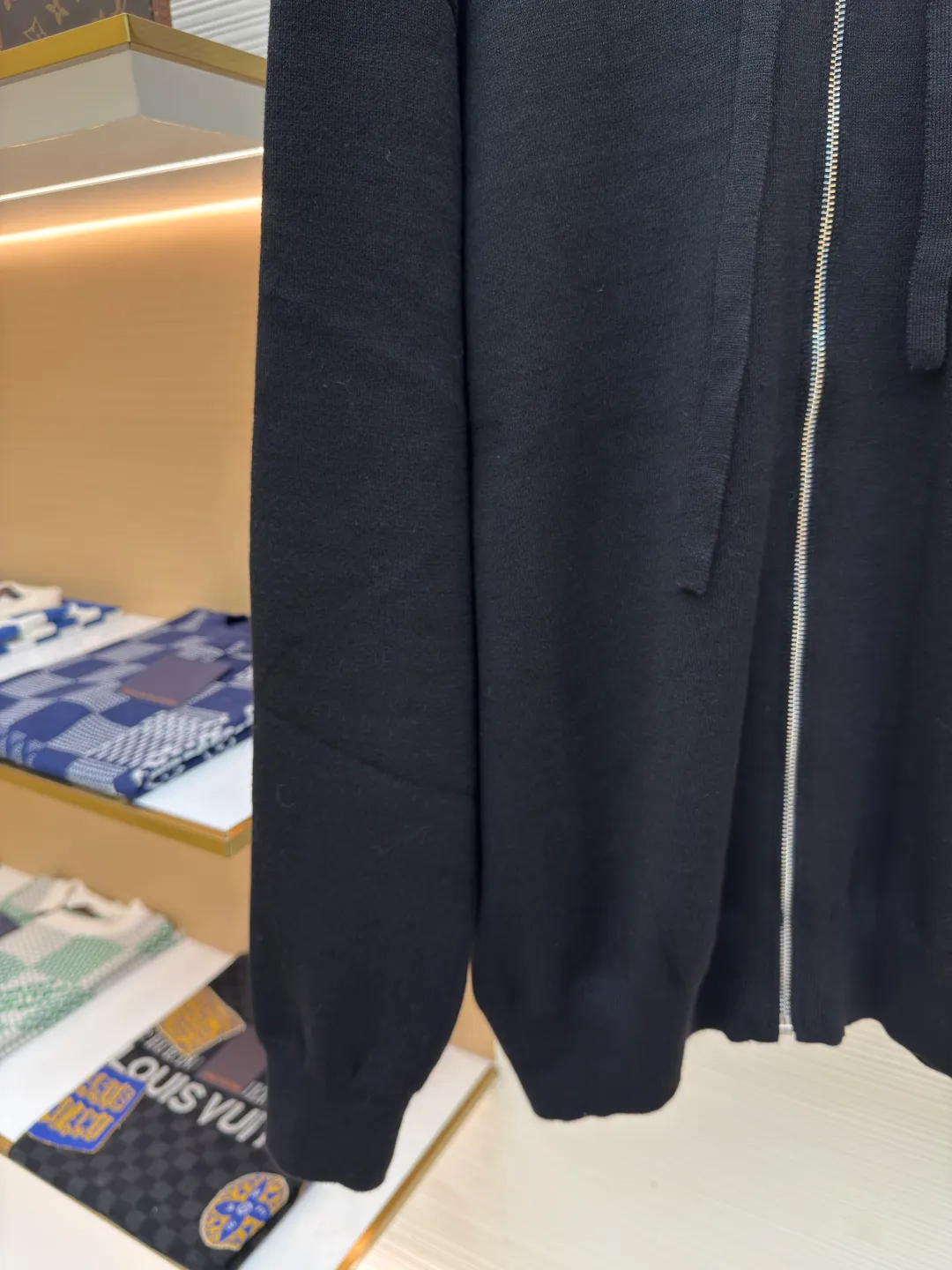 Loewe Anagram zipper hoodie ●Authentic product: 16900 purchase and development ●Item number: 1680415-B60 ●Fabric: Rabbit velvet blended yarn fabric ●Technology: embossed embroidery production ●Version: Loose version ●Weight: about 970 grams ●Size: S-M-L-XL ●Description: Custom-woven 32-count rabbit velvet blended yarn The fineness of rabbit velvet is the very finest among animal fibers The average fineness is about 10.83 microns, as thin as silk, as soft as clouds, fluffy and light, with a touch of high-grade gray as the base, an elegance tempered by time. The front panel is decorated with a homogeneous clean fit display. The neat hooded design brings a touch of casualness and laziness. It is paired with the Anagram embossed embellishment on the back panel, injecting the soul charm of the brand. The profound visual space shows an elegant posture and exudes infinite charm. Relief embroidery uses embroidery techniques to create patterns with relief effects on fabrics. Through layer-by-layer superposition and staggered embroidery, the embroidery threads form three-dimensional textures and layers on the fabric. Garment washing water softening and deodorizing process uses professional washing equipment and specific detergents to deeply clean and deodorize clothes to improve the feel and appearance of clothes. The overall wiring is straight and delicate, the fabric is comfortable and soft, and the color is consistent without color difference. It can be matched with the same style to create a fashionable look and control various occasions. Customized accessories, complete with three standards, same style for men and women!