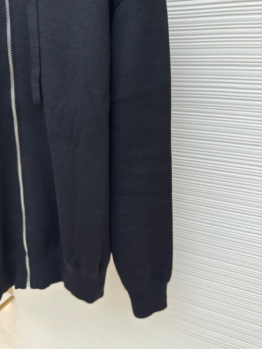 Loewe Anagram zipper hoodie ●Authentic product: 16900 purchase and development ●Item number: 1680415-B60 ●Fabric: Rabbit velvet blended yarn fabric ●Technology: embossed embroidery production ●Version: Loose version ●Weight: about 970 grams ●Size: S-M-L-XL ●Description: Custom-woven 32-count rabbit velvet blended yarn The fineness of rabbit velvet is the very finest among animal fibers The average fineness is about 10.83 microns, as thin as silk, as soft as clouds, fluffy and light, with a touch of high-grade gray as the base, an elegance tempered by time. The front panel is decorated with a homogeneous clean fit display. The neat hooded design brings a touch of casualness and laziness. It is paired with the Anagram embossed embellishment on the back panel, injecting the soul charm of the brand. The profound visual space shows an elegant posture and exudes infinite charm. Relief embroidery uses embroidery techniques to create patterns with relief effects on fabrics. Through layer-by-layer superposition and staggered embroidery, the embroidery threads form three-dimensional textures and layers on the fabric. Garment washing water softening and deodorizing process uses professional washing equipment and specific detergents to deeply clean and deodorize clothes to improve the feel and appearance of clothes. The overall wiring is straight and delicate, the fabric is comfortable and soft, and the color is consistent without color difference. It can be matched with the same style to create a fashionable look and control various occasions. Customized accessories, complete with three standards, same style for men and women!