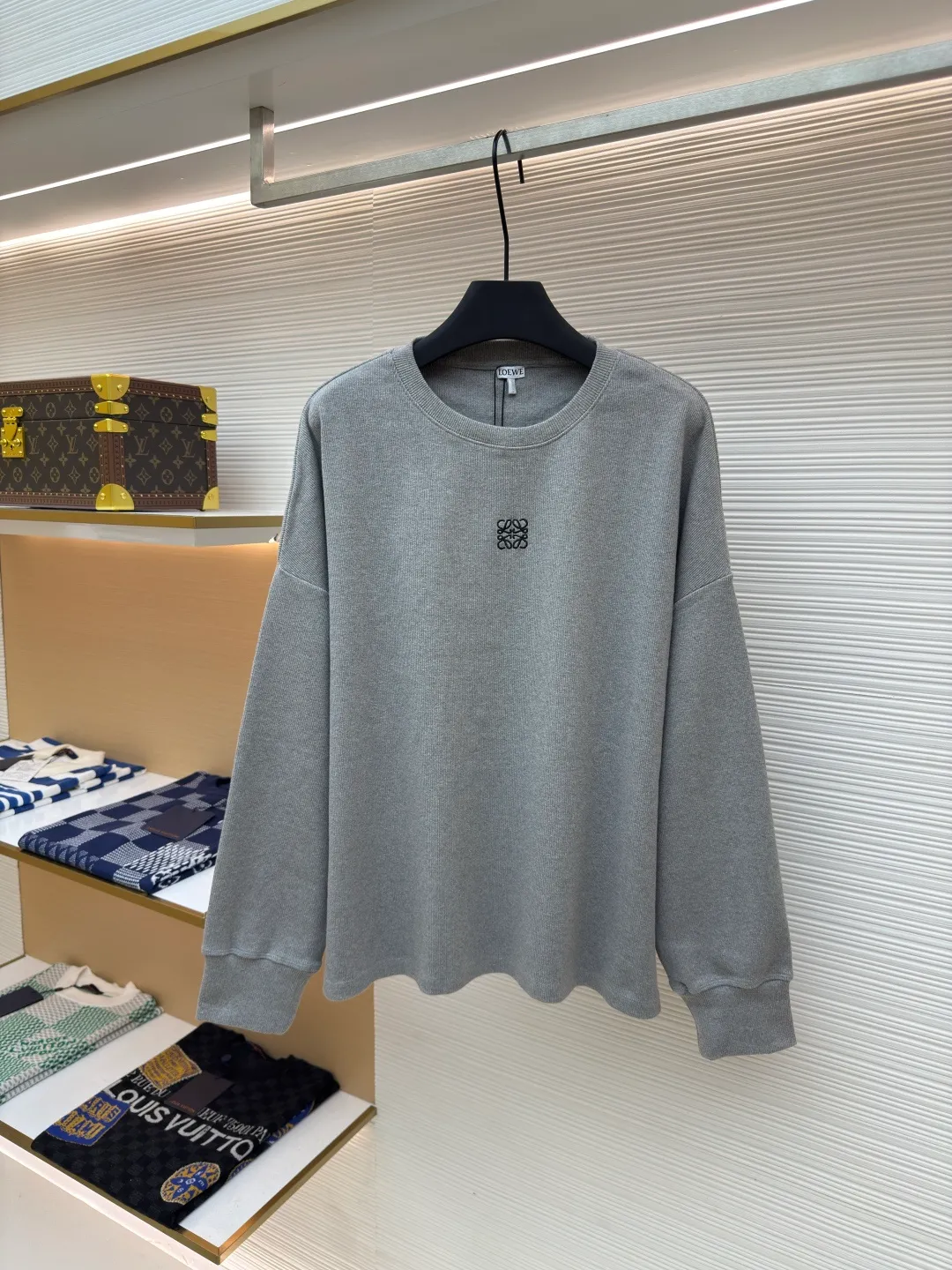 Loewe Anagram embroidered long sleeves ●Authentic product: Purchased and developed for 5800 ●Item number: 1680330-A75 ●Material: pure cotton fabric ●Technology: embroidery production ●Version: fitted version ●Weight: about 595 grams ●Size: S-M-L-XL ●Description: Customized densely woven cotton ribbed cotton, flexible and delicate, comfortable and close to the skin, with deep black as the base, calm and iconic Loewe The Anagram embroidery mark is embellished on the chest. It condenses the essence of the brand in a minimalist shape. It is neatly cut to fit the body curve without too much color accumulation. The simplicity is like a clear spring. It interprets the high-end minimalist fashion philosophy with simplicity. It uses imported machine embroidery technology and uses advanced computer control systems and precise mechanical components to realize Loewe Anagram embroidery operations with high precision. The lines are smooth and delicate. The fabrics have been washed and have better hand texture. It is not easy to deform and not easy to shrink. Not easy to fade and maintain long-lasting beauty. The overall wiring is straight and delicate, the fabric is comfortable and soft, and the color is consistent without color difference. It can be matched with the same style to create a fashionable look and control various occasions. Customized accessories, complete with three standards, same style for men and women!