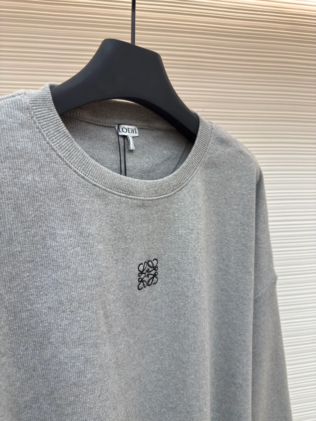 Loewe Anagram embroidered long sleeves ●Authentic product: Purchased and developed for 5800 ●Item number: 1680330-A75 ●Material: pure cotton fabric ●Technology: embroidery production ●Version: fitted version ●Weight: about 595 grams ●Size: S-M-L-XL ●Description: Customized densely woven cotton ribbed cotton, flexible and delicate, comfortable and close to the skin, with deep black as the base, calm and iconic Loewe The Anagram embroidery mark is embellished on the chest. It condenses the essence of the brand in a minimalist shape. It is neatly cut to fit the body curve without too much color accumulation. The simplicity is like a clear spring. It interprets the high-end minimalist fashion philosophy with simplicity. It uses imported machine embroidery technology and uses advanced computer control systems and precise mechanical components to realize Loewe Anagram embroidery operations with high precision. The lines are smooth and delicate. The fabrics have been washed and have better hand texture. It is not easy to deform and not easy to shrink. Not easy to fade and maintain long-lasting beauty. The overall wiring is straight and delicate, the fabric is comfortable and soft, and the color is consistent without color difference. It can be matched with the same style to create a fashionable look and control various occasions. Customized accessories, complete with three standards, same style for men and women!