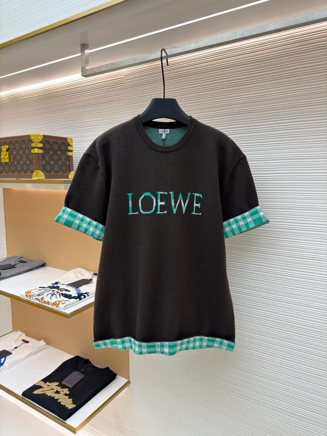 LOWE Woolen short sleeves with inner grid sleeves ●Original version: Purchased and developed by 4526 ●Item number: 1681521-A95 ●Material: wool chaos fabric ●Technology: woolen jacquard production ●Color: brown ●Version: fitted version ●Weight: about 455 grams ●Size: The wool content provides excellent warmth, natural elasticity and drape, while the cotton provides next-to-skin, breathable comfort and balances the irritation that pure wool can cause. Using the tiny dot-like texture of sesame base jacquard as the base, a unique micro-texture is formed on the surface of the fabric, which not only increases the visual level, but also makes the touch delicate and plump. The final product achieves a light and compact texture, ensuring that it feels weighty but not heavy when worn. The jacquard pattern is the design of this product. It is woven using an imported 12S jacquard machine, which can control the yarn with extremely high precision, thereby weaving complex patterns with clear patterns and rich details. The front brand logo and plaid pattern are directly integrated with yarns of different colors during the weaving process. This process makes the pattern integrated with the fabric itself, without any additional touch, and is strong and durable without falling off. The overall wiring is straight and delicate, the fabric is comfortable and soft, and the color is consistent without color difference. It can be matched with the same style to create a fashionable look and control various occasions. Customized accessories, complete with three standards, same style for men and women!