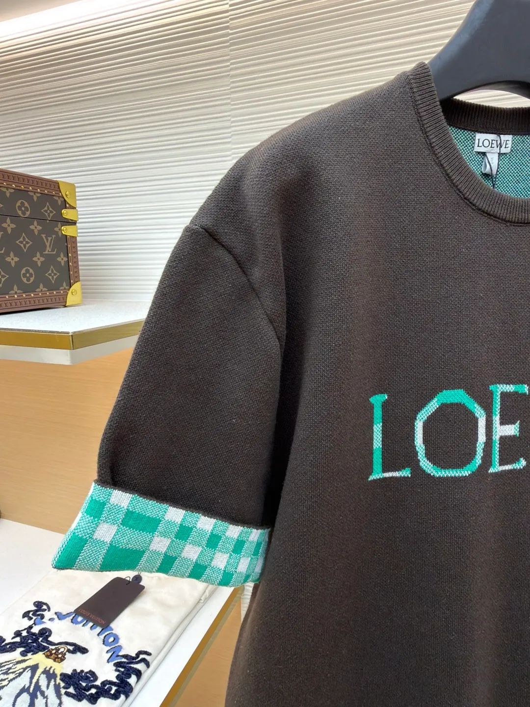 LOWE Woolen short sleeves with inner grid sleeves ●Original version: Purchased and developed by 4526 ●Item number: 1681521-A95 ●Material: wool chaos fabric ●Technology: woolen jacquard production ●Color: brown ●Version: fitted version ●Weight: about 455 grams ●Size: The wool content provides excellent warmth, natural elasticity and drape, while the cotton provides next-to-skin, breathable comfort and balances the irritation that pure wool can cause. Using the tiny dot-like texture of sesame base jacquard as the base, a unique micro-texture is formed on the surface of the fabric, which not only increases the visual level, but also makes the touch delicate and plump. The final product achieves a light and compact texture, ensuring that it feels weighty but not heavy when worn. The jacquard pattern is the design of this product. It is woven using an imported 12S jacquard machine, which can control the yarn with extremely high precision, thereby weaving complex patterns with clear patterns and rich details. The front brand logo and plaid pattern are directly integrated with yarns of different colors during the weaving process. This process makes the pattern integrated with the fabric itself, without any additional touch, and is strong and durable without falling off. The overall wiring is straight and delicate, the fabric is comfortable and soft, and the color is consistent without color difference. It can be matched with the same style to create a fashionable look and control various occasions. Customized accessories, complete with three standards, same style for men and women!