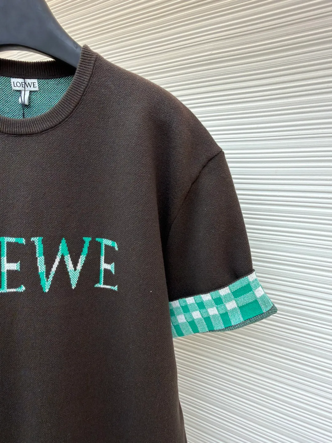 LOWE Woolen short sleeves with inner grid sleeves ●Original version: Purchased and developed by 4526 ●Item number: 1681521-A95 ●Material: wool chaos fabric ●Technology: woolen jacquard production ●Color: brown ●Version: fitted version ●Weight: about 455 grams ●Size: The wool content provides excellent warmth, natural elasticity and drape, while the cotton provides next-to-skin, breathable comfort and balances the irritation that pure wool can cause. Using the tiny dot-like texture of sesame base jacquard as the base, a unique micro-texture is formed on the surface of the fabric, which not only increases the visual level, but also makes the touch delicate and plump. The final product achieves a light and compact texture, ensuring that it feels weighty but not heavy when worn. The jacquard pattern is the design of this product. It is woven using an imported 12S jacquard machine, which can control the yarn with extremely high precision, thereby weaving complex patterns with clear patterns and rich details. The front brand logo and plaid pattern are directly integrated with yarns of different colors during the weaving process. This process makes the pattern integrated with the fabric itself, without any additional touch, and is strong and durable without falling off. The overall wiring is straight and delicate, the fabric is comfortable and soft, and the color is consistent without color difference. It can be matched with the same style to create a fashionable look and control various occasions. Customized accessories, complete with three standards, same style for men and women!