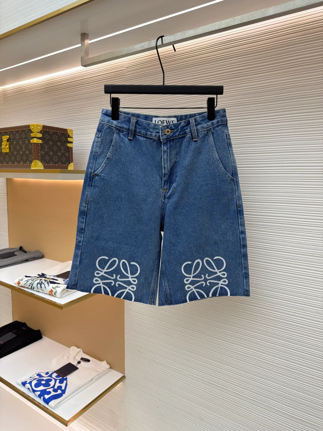 Loewe Anagram denim denim shorts ●Original version: Purchased and developed for 8500 ●Item number: 1682375-B35 ●Material: denim fabric ●Technology: laser cutting ●Color: blue ●Version: fitted version ●Weight: about 465 grams ●Size: 34-36-38-40-42 ●Description: Customized blue silk dense cotton denim, comfortable and close to the skin, full of texture, using classic blue to paint the background of time. The white Anagram hollow mark is engraved on the knee. The interweaving of blue and white is a collision of nature and art. It is highly recognizable and gives the denim shorts a unique artistic vitality. Laser cutting is used to manually dismantle the trousers, lay them flat to make laser-cut anagram patterns, then manually patch the inner fabric and finally sew it on manually. The labor cost is high, the loss is high, and the daily output is low. The infrared positioning of the "Loewe leather label" by an imported special machine is more precise and firm. Using the washing and color frying process, the special desizing agent is preferred, and then the fabric is soaked in it to receive the sizing evenly. After desizing, it is finally rinsed. The workmanship is extremely complex and the loss is high. The overall wiring is straight and delicate, the fabric is comfortable and soft, and the color is consistent without color difference. It can be matched with the same style to create a fashionable look and control various occasions. Customized accessories, complete with three standards, same style for men and women!