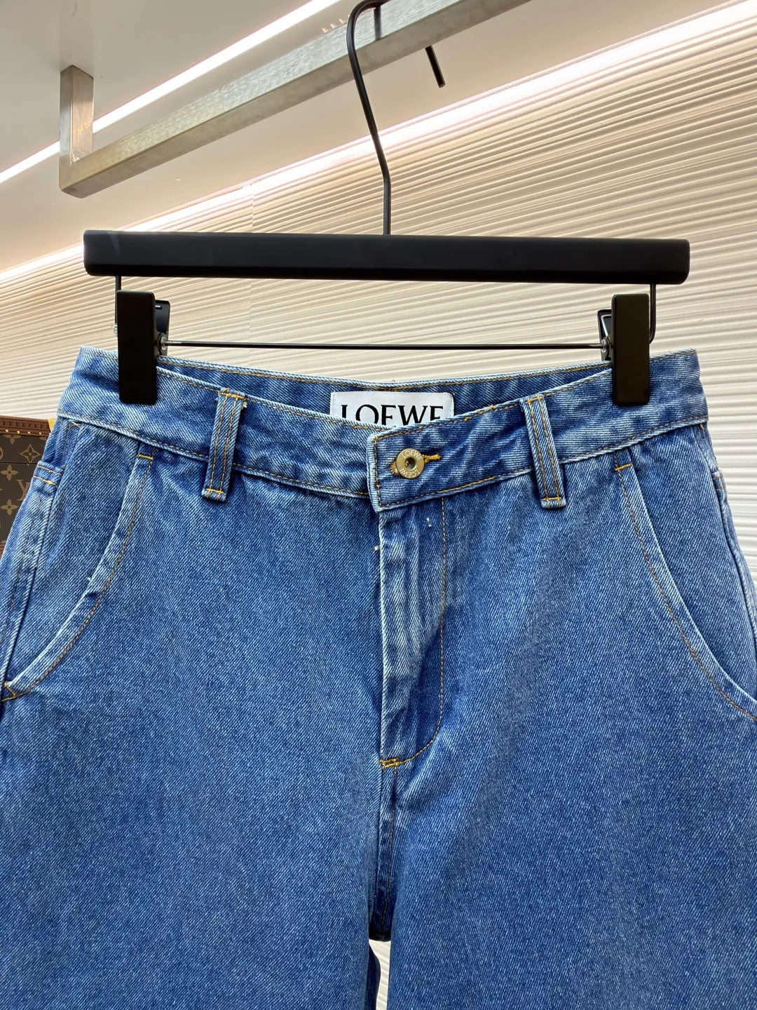 Loewe Anagram denim denim shorts ●Original version: Purchased and developed for 8500 ●Item number: 1682375-B35 ●Material: denim fabric ●Technology: laser cutting ●Color: blue ●Version: fitted version ●Weight: about 465 grams ●Size: 34-36-38-40-42 ●Description: Customized blue silk dense cotton denim, comfortable and close to the skin, full of texture, using classic blue to paint the background of time. The white Anagram hollow mark is engraved on the knee. The interweaving of blue and white is a collision of nature and art. It is highly recognizable and gives the denim shorts a unique artistic vitality. Laser cutting is used to manually dismantle the trousers, lay them flat to make laser-cut anagram patterns, then manually patch the inner fabric and finally sew it on manually. The labor cost is high, the loss is high, and the daily output is low. The infrared positioning of the "Loewe leather label" by an imported special machine is more precise and firm. Using the washing and color frying process, the special desizing agent is preferred, and then the fabric is soaked in it to receive the sizing evenly. After desizing, it is finally rinsed. The workmanship is extremely complex and the loss is high. The overall wiring is straight and delicate, the fabric is comfortable and soft, and the color is consistent without color difference. It can be matched with the same style to create a fashionable look and control various occasions. Customized accessories, complete with three standards, same style for men and women!