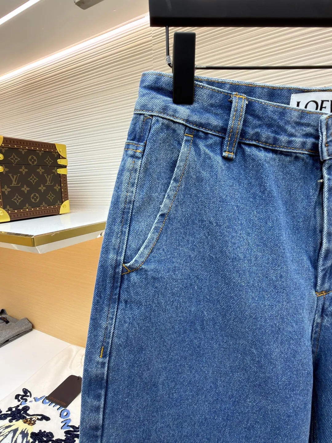 Loewe Anagram denim denim shorts ●Original version: Purchased and developed for 8500 ●Item number: 1682375-B35 ●Material: denim fabric ●Technology: laser cutting ●Color: blue ●Version: fitted version ●Weight: about 465 grams ●Size: 34-36-38-40-42 ●Description: Customized blue silk dense cotton denim, comfortable and close to the skin, full of texture, using classic blue to paint the background of time. The white Anagram hollow mark is engraved on the knee. The interweaving of blue and white is a collision of nature and art. It is highly recognizable and gives the denim shorts a unique artistic vitality. Laser cutting is used to manually dismantle the trousers, lay them flat to make laser-cut anagram patterns, then manually patch the inner fabric and finally sew it on manually. The labor cost is high, the loss is high, and the daily output is low. The infrared positioning of the "Loewe leather label" by an imported special machine is more precise and firm. Using the washing and color frying process, the special desizing agent is preferred, and then the fabric is soaked in it to receive the sizing evenly. After desizing, it is finally rinsed. The workmanship is extremely complex and the loss is high. The overall wiring is straight and delicate, the fabric is comfortable and soft, and the color is consistent without color difference. It can be matched with the same style to create a fashionable look and control various occasions. Customized accessories, complete with three standards, same style for men and women!