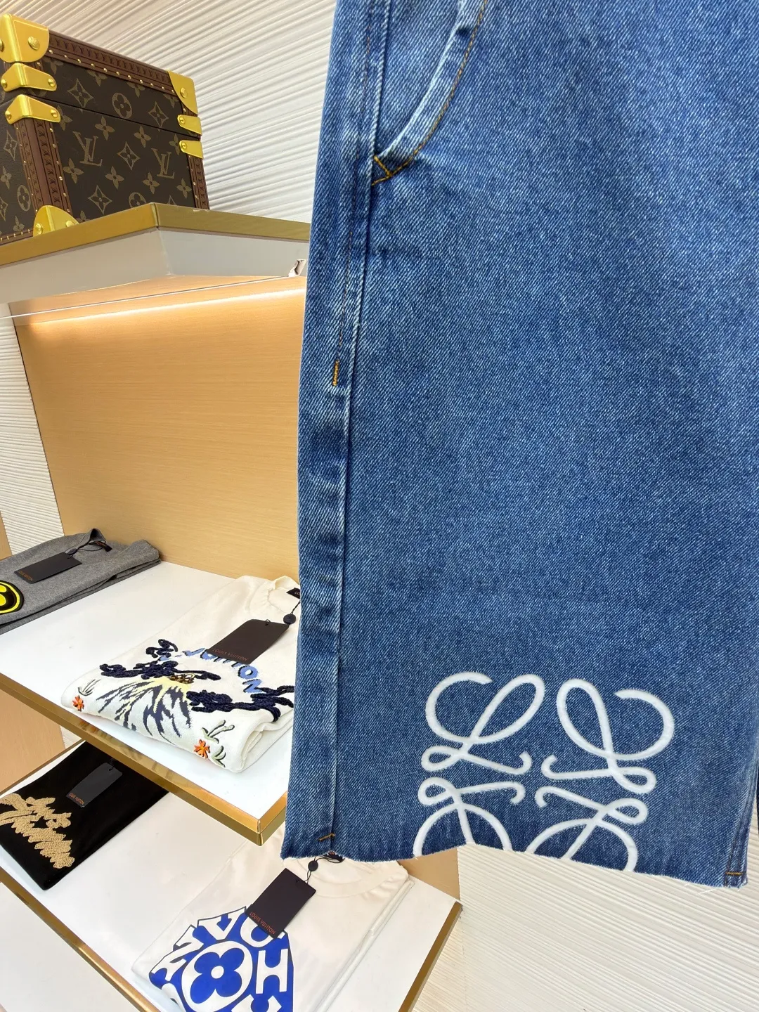 Loewe Anagram denim denim shorts ●Original version: Purchased and developed for 8500 ●Item number: 1682375-B35 ●Material: denim fabric ●Technology: laser cutting ●Color: blue ●Version: fitted version ●Weight: about 465 grams ●Size: 34-36-38-40-42 ●Description: Customized blue silk dense cotton denim, comfortable and close to the skin, full of texture, using classic blue to paint the background of time. The white Anagram hollow mark is engraved on the knee. The interweaving of blue and white is a collision of nature and art. It is highly recognizable and gives the denim shorts a unique artistic vitality. Laser cutting is used to manually dismantle the trousers, lay them flat to make laser-cut anagram patterns, then manually patch the inner fabric and finally sew it on manually. The labor cost is high, the loss is high, and the daily output is low. The infrared positioning of the "Loewe leather label" by an imported special machine is more precise and firm. Using the washing and color frying process, the special desizing agent is preferred, and then the fabric is soaked in it to receive the sizing evenly. After desizing, it is finally rinsed. The workmanship is extremely complex and the loss is high. The overall wiring is straight and delicate, the fabric is comfortable and soft, and the color is consistent without color difference. It can be matched with the same style to create a fashionable look and control various occasions. Customized accessories, complete with three standards, same style for men and women!