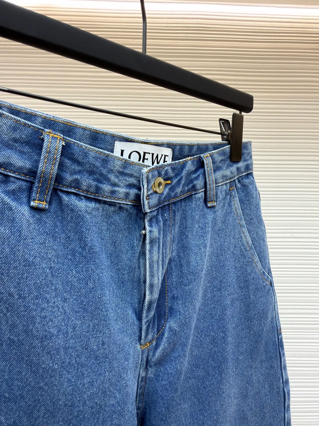 Loewe Anagram denim denim shorts ●Original version: Purchased and developed for 8500 ●Item number: 1682375-B35 ●Material: denim fabric ●Technology: laser cutting ●Color: blue ●Version: fitted version ●Weight: about 465 grams ●Size: 34-36-38-40-42 ●Description: Customized blue silk dense cotton denim, comfortable and close to the skin, full of texture, using classic blue to paint the background of time. The white Anagram hollow mark is engraved on the knee. The interweaving of blue and white is a collision of nature and art. It is highly recognizable and gives the denim shorts a unique artistic vitality. Laser cutting is used to manually dismantle the trousers, lay them flat to make laser-cut anagram patterns, then manually patch the inner fabric and finally sew it on manually. The labor cost is high, the loss is high, and the daily output is low. The infrared positioning of the "Loewe leather label" by an imported special machine is more precise and firm. Using the washing and color frying process, the special desizing agent is preferred, and then the fabric is soaked in it to receive the sizing evenly. After desizing, it is finally rinsed. The workmanship is extremely complex and the loss is high. The overall wiring is straight and delicate, the fabric is comfortable and soft, and the color is consistent without color difference. It can be matched with the same style to create a fashionable look and control various occasions. Customized accessories, complete with three standards, same style for men and women!