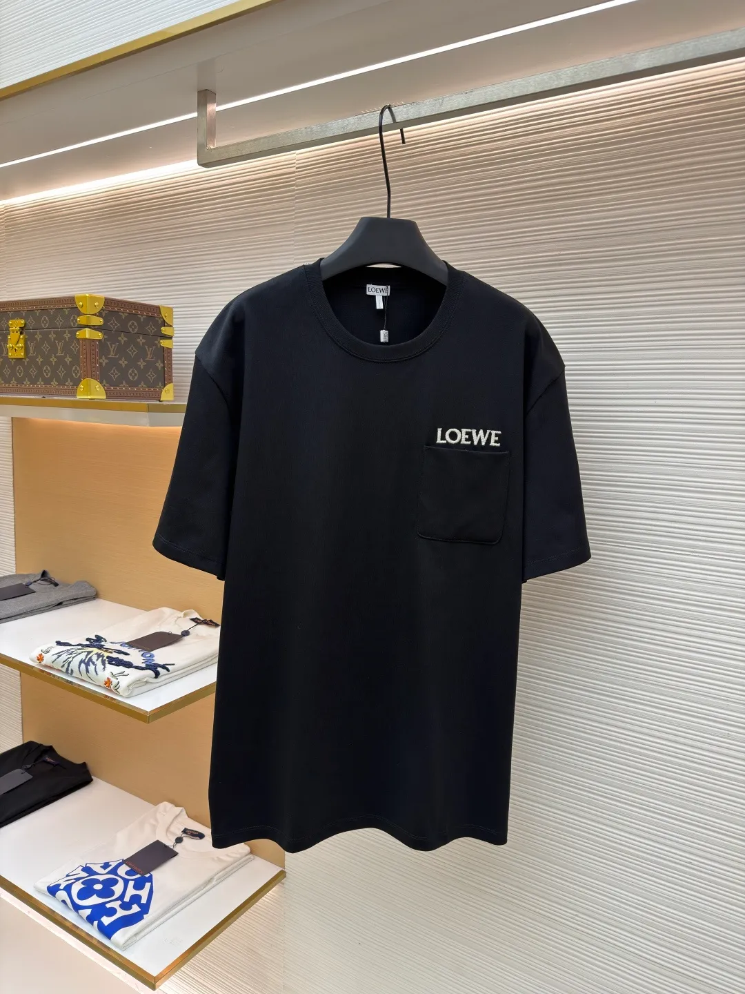 Loewe patch pocket embroidered short sleeves ●Original version: Purchased and developed for 4800 ●Item number: 1682352-X90 ●Fabric: cotton fabric ●Technology: embroidery production ●Color: black ●Version: Fitted version ●Weight: about 340 grams ●Size: S-M-L-XL ●Description: Customized satin precision super soft nylon cotton, delicate and soft, comfortable and skin-friendly, with classic black as the curtain, giving a deep sensory luxury The pockets are left blank and embellished with LOEWE embroidery. It is low-key and powerful and shines like a work of art. The pocket style exudes unique charm, simple yet out of style. A patch pocket hides the code word of minimalism. Adopt imported machine embroidery technology, use advanced computer control systems and precision mechanical components to achieve oewe embroidery operations with high precision. The lines are smooth and delicate. The fabrics have been washed and have a better hand feel and texture. They are not easy to deform, shrink or fade, and maintain long-term beauty. The overall wiring is straight and delicate, the fabric is comfortable and soft, and the color is consistent without color difference. It can be matched with the same style to create a fashionable look and control various occasions. Customized accessories, complete with three standards, same style for men and women!