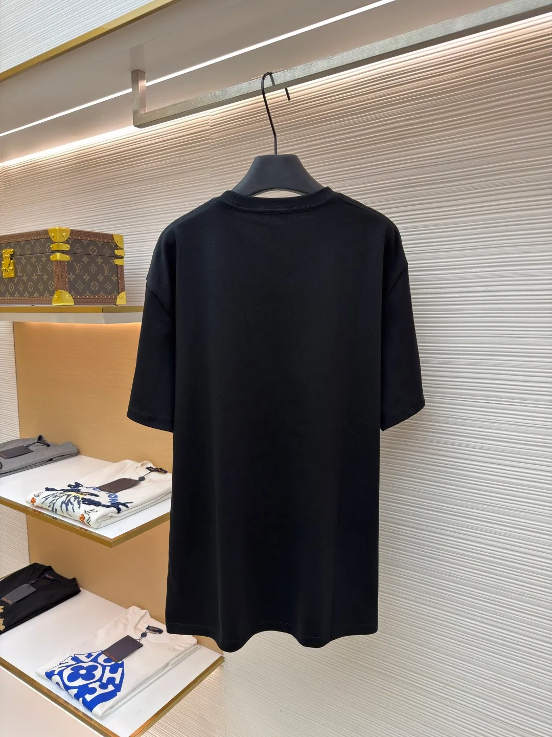 Loewe patch pocket embroidered short sleeves ●Original version: Purchased and developed for 4800 ●Item number: 1682352-X90 ●Fabric: cotton fabric ●Technology: embroidery production ●Color: black ●Version: Fitted version ●Weight: about 340 grams ●Size: S-M-L-XL ●Description: Customized satin precision super soft nylon cotton, delicate and soft, comfortable and skin-friendly, with classic black as the curtain, giving a deep sensory luxury The pockets are left blank and embellished with LOEWE embroidery. It is low-key and powerful and shines like a work of art. The pocket style exudes unique charm, simple yet out of style. A patch pocket hides the code word of minimalism. Adopt imported machine embroidery technology, use advanced computer control systems and precision mechanical components to achieve oewe embroidery operations with high precision. The lines are smooth and delicate. The fabrics have been washed and have a better hand feel and texture. They are not easy to deform, shrink or fade, and maintain long-term beauty. The overall wiring is straight and delicate, the fabric is comfortable and soft, and the color is consistent without color difference. It can be matched with the same style to create a fashionable look and control various occasions. Customized accessories, complete with three standards, same style for men and women!